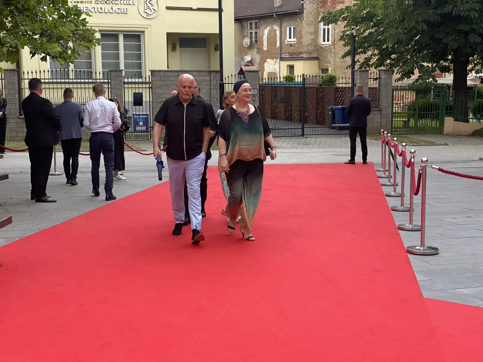Príchod hostí na záverečný ceremoniál 30. ročníka medzinárodného festivalu Art Film Košice, na ktorom odovzdali ceny držiteľom honorárnych ocenení - Sergejovi Loznicovi, Antónii Liškovej a Marošovi Kramárovi a vyhlásili víťazov jednotlivých súťaží.