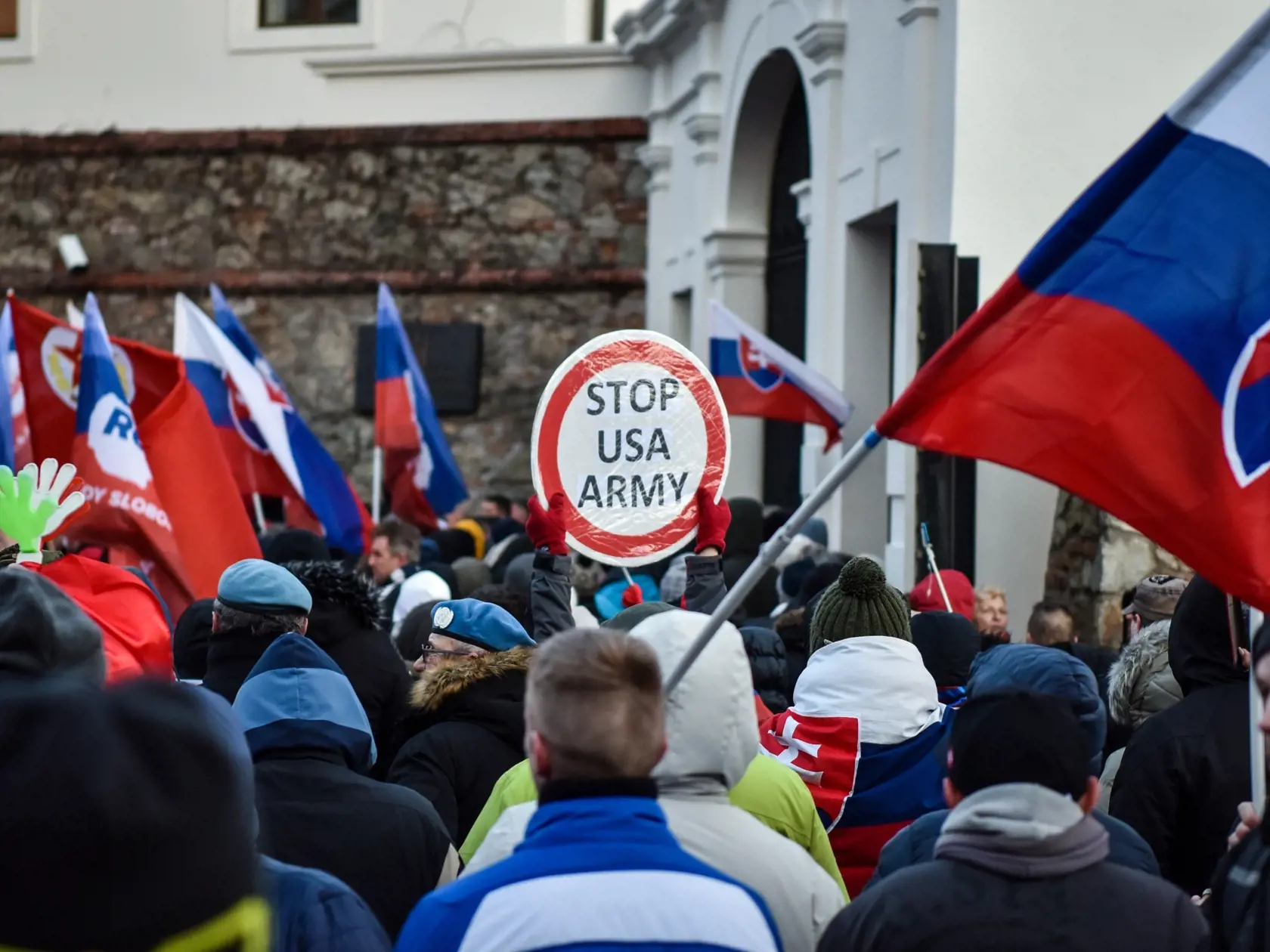 Na snímke účastníci protestu proti obrannej zmluve s USA, ktorý zorganizovalo hnutie Republika pred budovou Národnej rady SR v Bratislave 2. februára 2022. FOTO TASR - Pavol Zachar