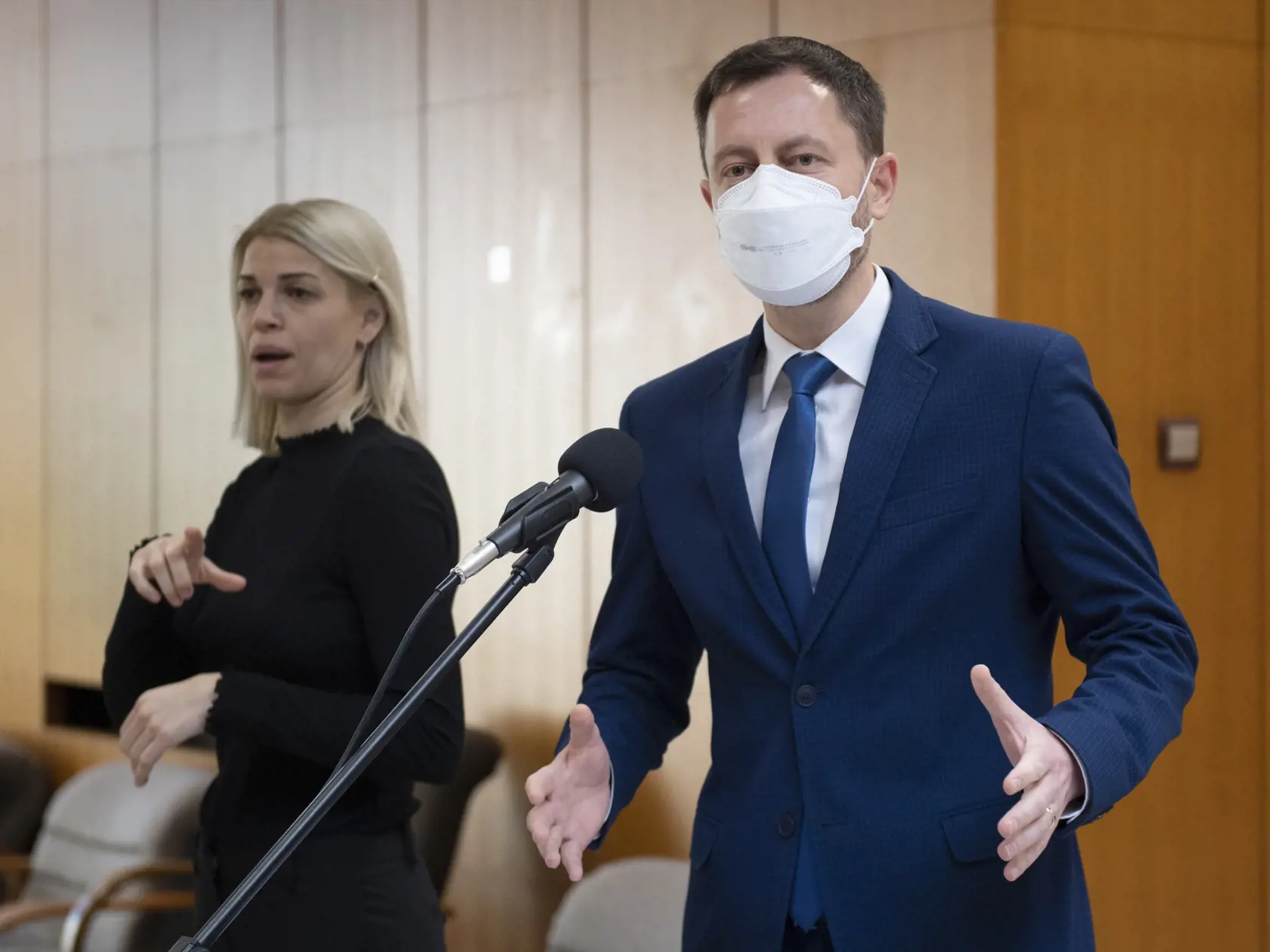 Na snímke predseda vlády SR Eduard Heger (OĽaNO) odpovedá na otázky novinárov pred rokovaním vlády SR v Bratislave v stredu 9. februára 2022. FOTO TASR - Pavel Neubauer 




      



