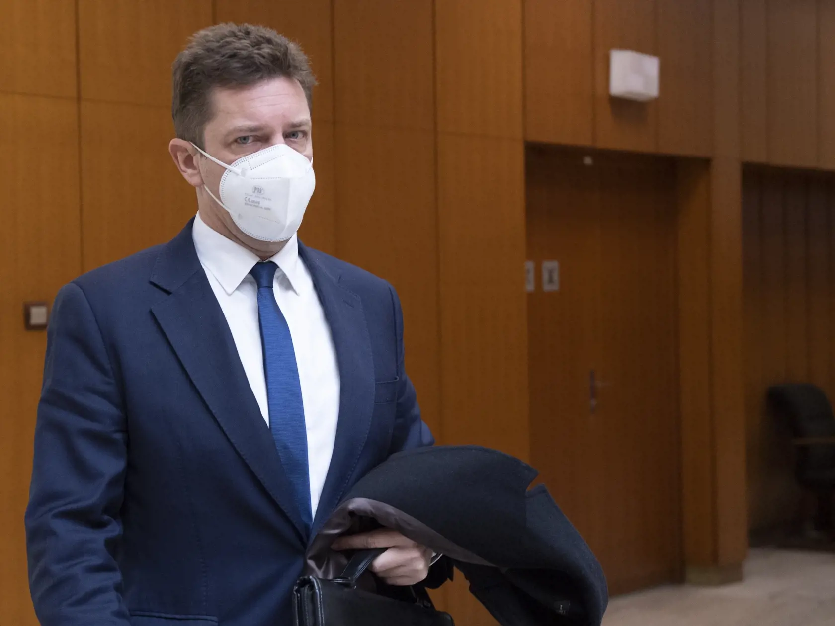 Na snímke minister dopravy a výstavby SR Andrej Doležal (nominant Sme rodina) prichádza na rokovanie vlády SR v Bratislave v stredu 9. februára 2022. FOTO TASR - Pavel Neubauer 




      



