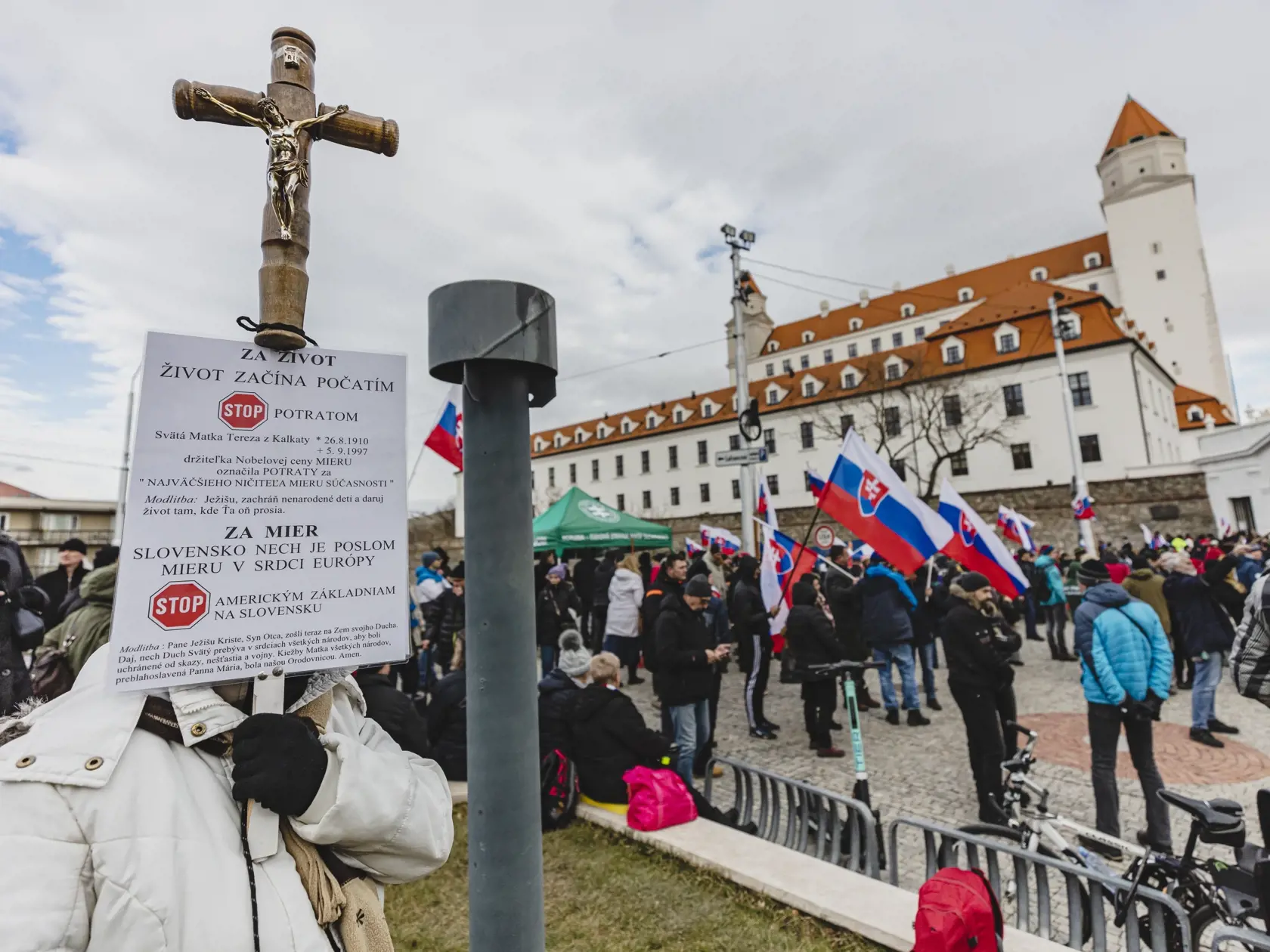 Odporcovia obrannej dohody medzi Slovenskou republikou a USA sa stretli pred budovou Národnej rady Slovenskej republiky.