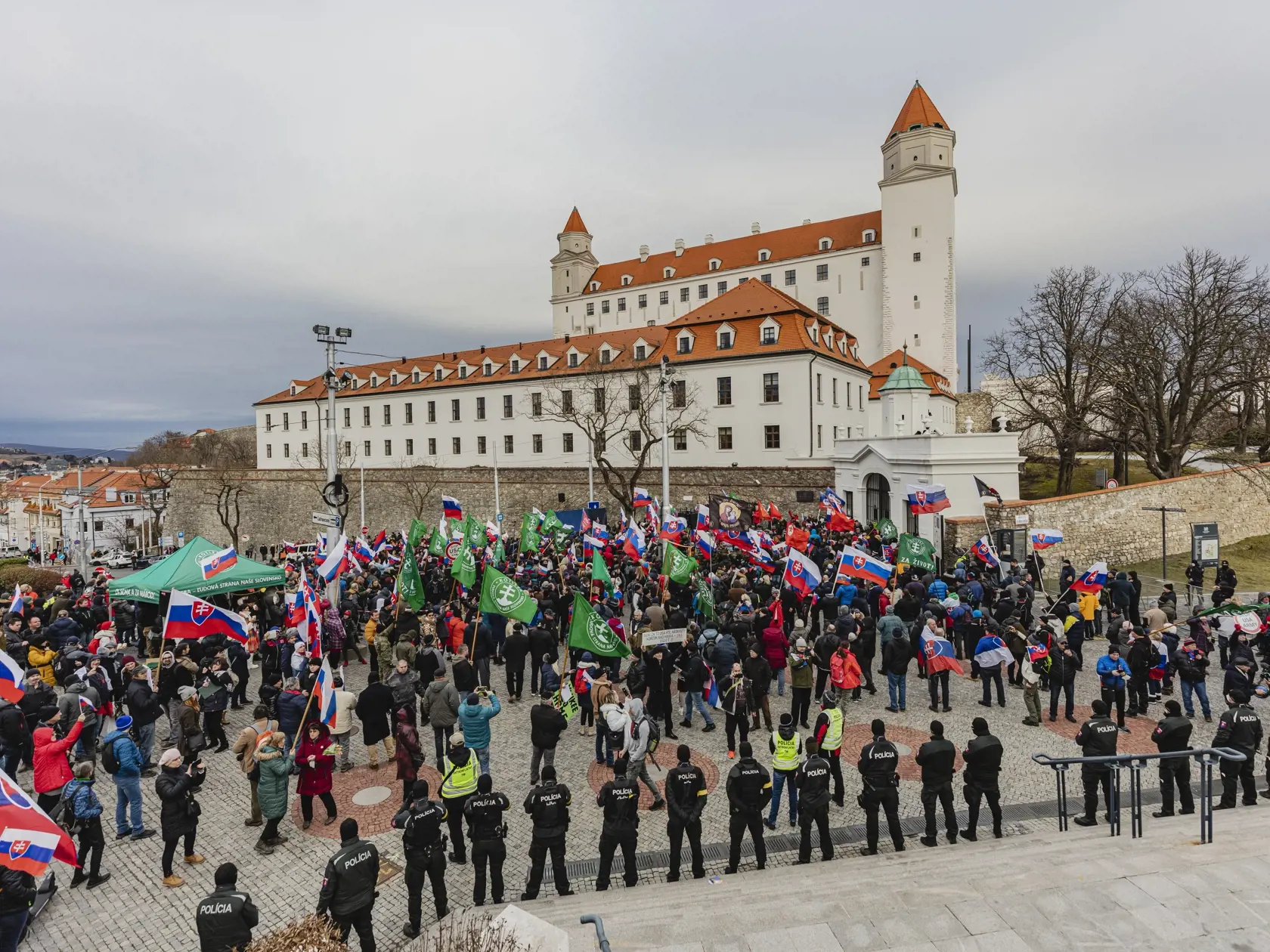 Odporcovia obrannej dohody medzi Slovenskou republikou a USA sa stretli pred budovou Národnej rady Slovenskej republiky.