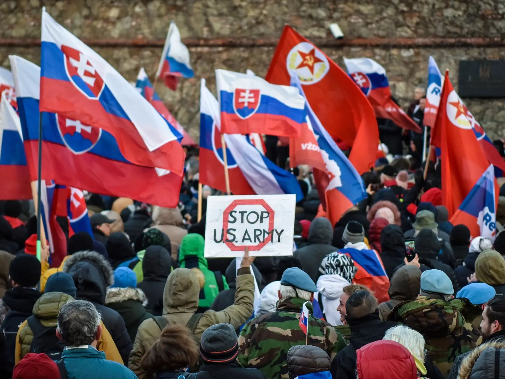 Na snímke účastníci protestu proti obrannej zmluve s USA, ktorý zorganizovalo hnutie Republika pred budovou Národnej rady SR v Bratislave 2. februára 2022. FOTO TASR - Pavol Zachar