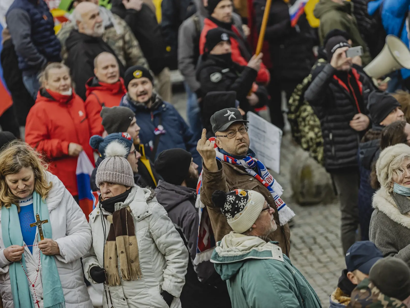 Odporcovia obrannej dohody medzi Slovenskou republikou a USA sa stretli pred budovou Národnej rady Slovenskej republiky. 