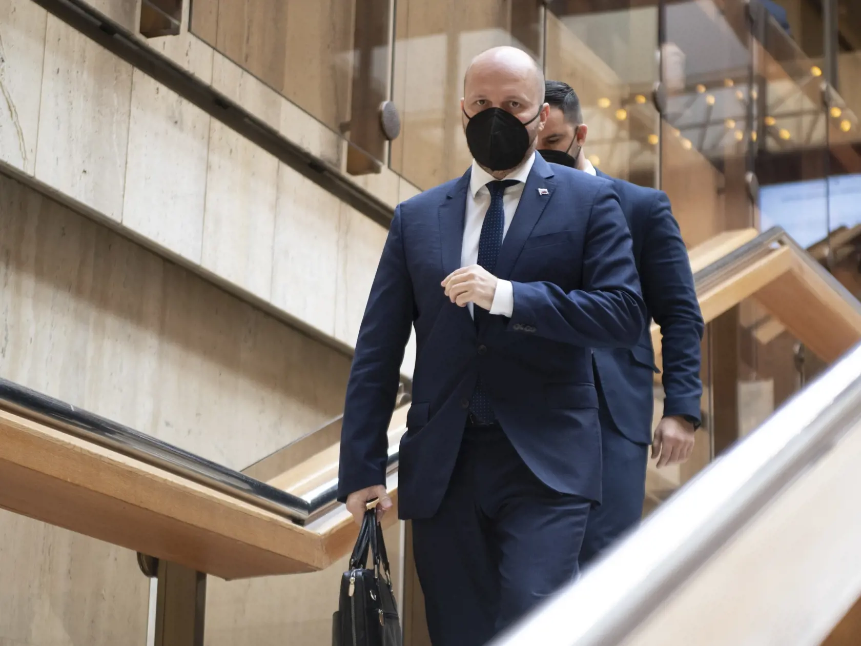 Na snímke minister obrany SR Jaroslav Naď (OĽaNO) odchádza z rokovania vlády SR v Bratislave v stredu 9. februára 2022. FOTO TASR - Pavel Neubauer 




      



