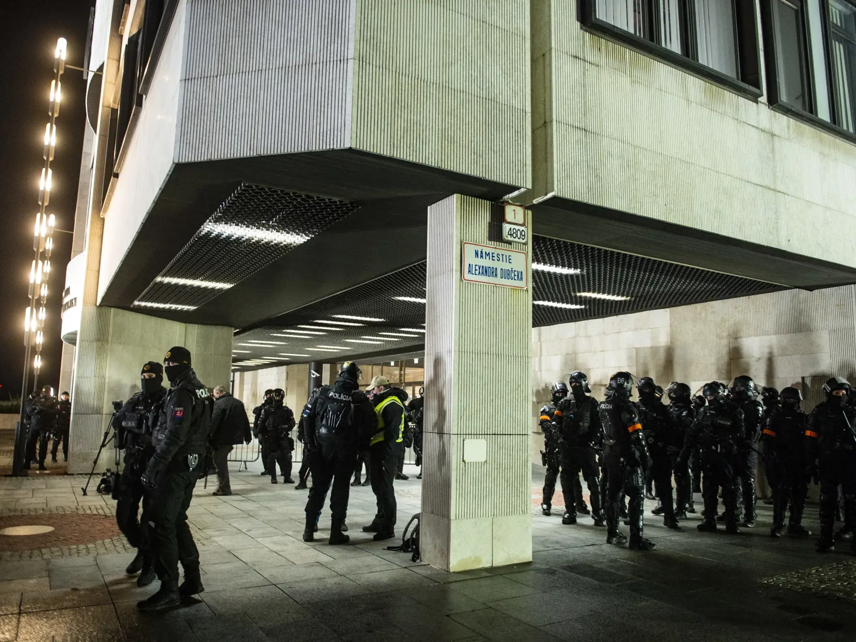 Na snímke príslušníci polície strážia vchod do budovy NRSR počas protestného zhromaždenia proti obrannej dohode s USA pred budovou Národnej rady SR 8. februára 2022 v Bratislave. FOTO TASR - Jakub Kotian