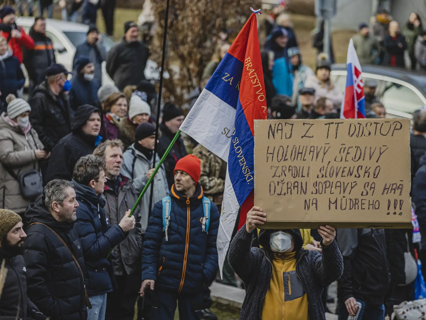 Odporcovia obrannej dohody medzi Slovenskou republikou a USA sa stretli pred budovou Národnej rady Slovenskej republiky. 