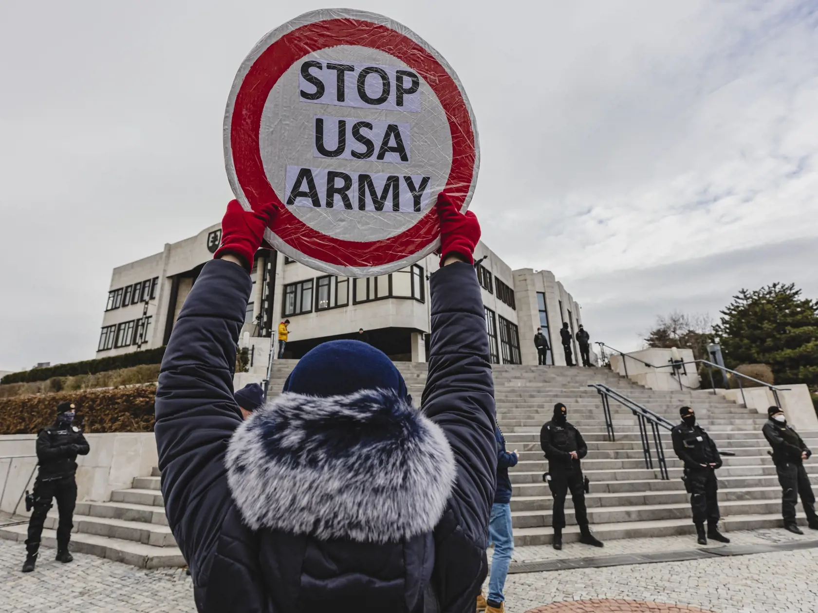Odporcovia obrannej dohody medzi Slovenskou republikou a USA sa stretli pred budovou Národnej rady Slovenskej republiky.