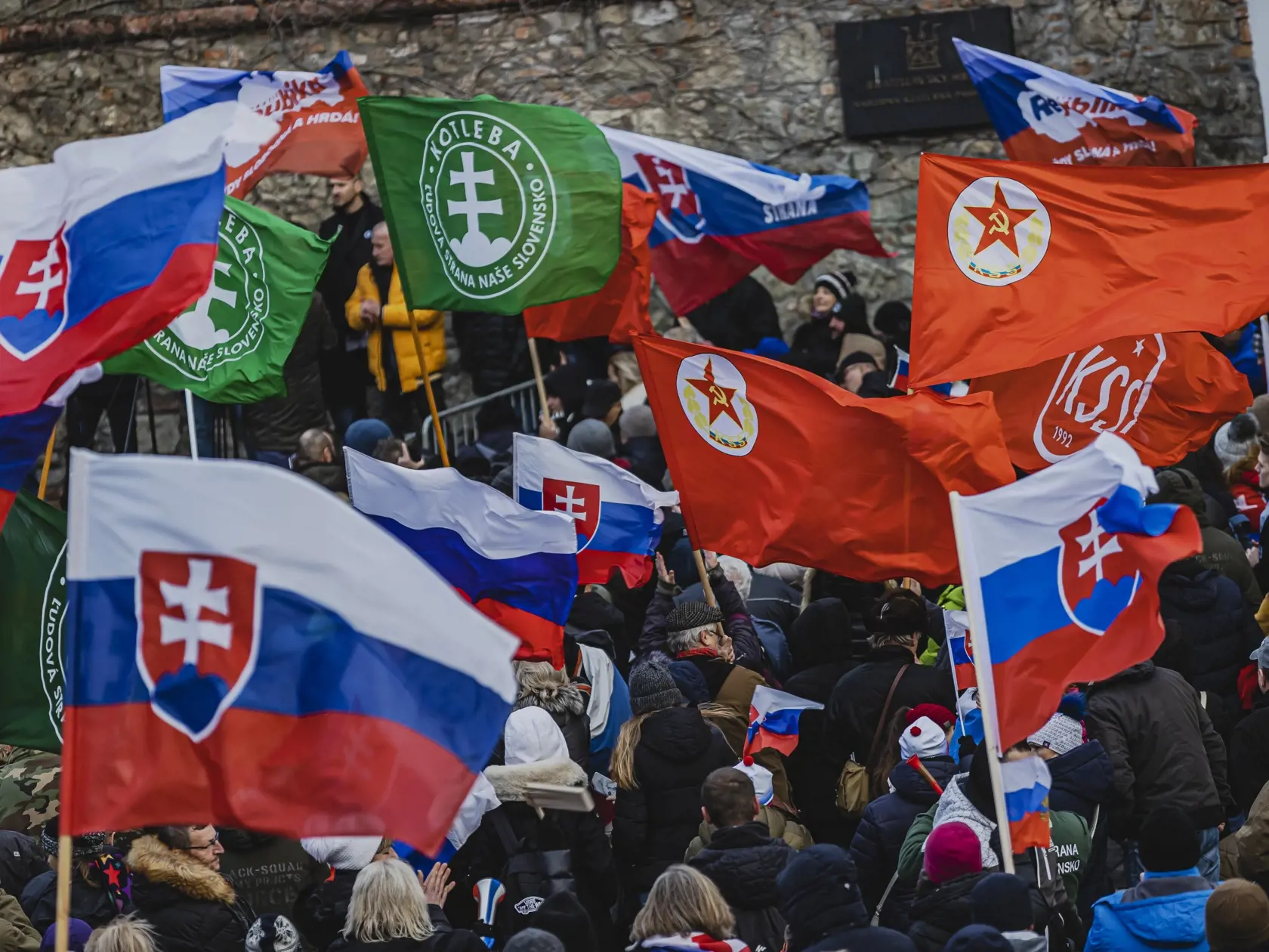 Odporcovia obrannej dohody medzi Slovenskou republikou a USA sa stretli pred budovou Národnej rady Slovenskej republiky. 