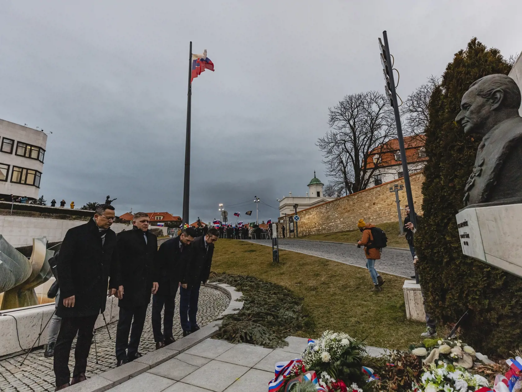 Odporcovia obrannej dohody medzi Slovenskou republikou a USA sa stretli pred budovou Národnej rady Slovenskej republiky.