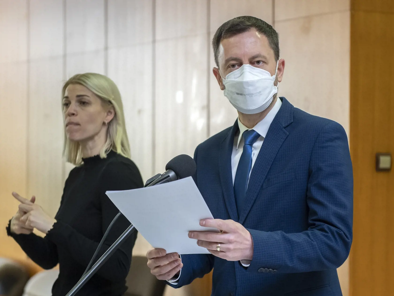 Na snímke predseda vlády SR Eduard Heger (OĽaNO) odpovedá na otázky novinárov pred rokovaním vlády SR v Bratislave v stredu 9. februára 2022. FOTO TASR - Pavel Neubauer 




      




