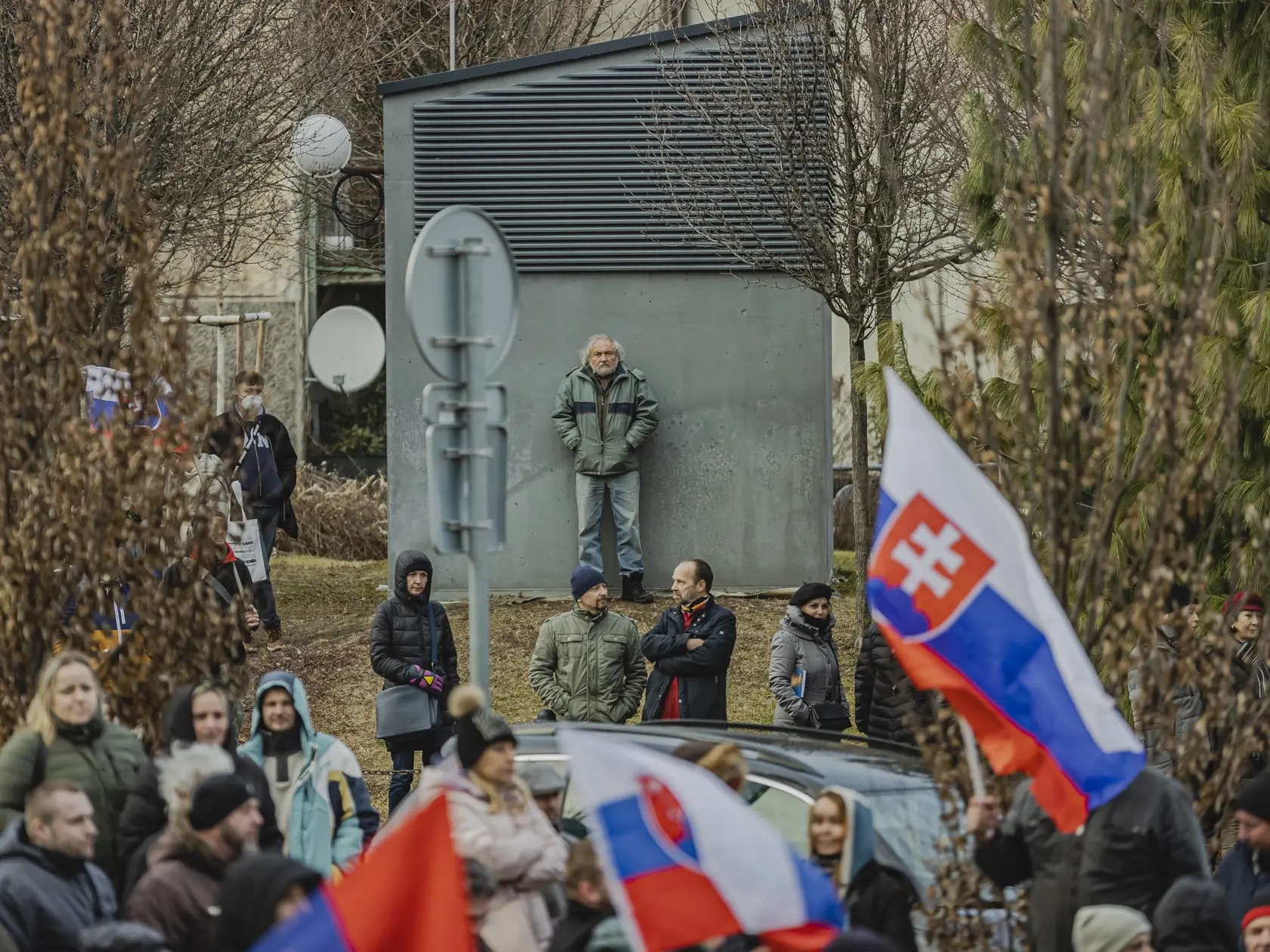 Odporcovia obrannej dohody medzi Slovenskou republikou a USA sa stretli pred budovou Národnej rady Slovenskej republiky. 