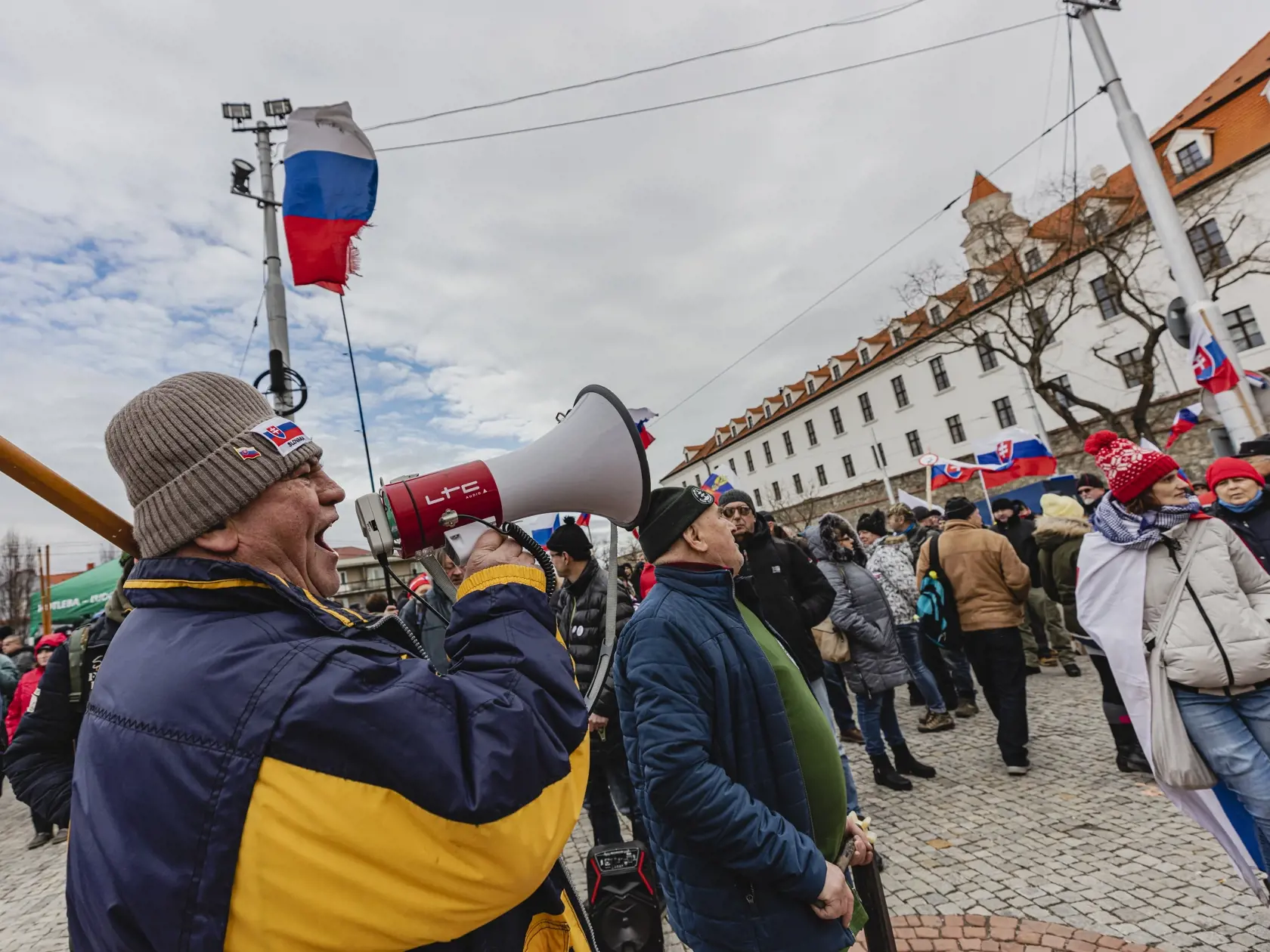 Odporcovia obrannej dohody medzi Slovenskou republikou a USA sa stretli pred budovou Národnej rady Slovenskej republiky.