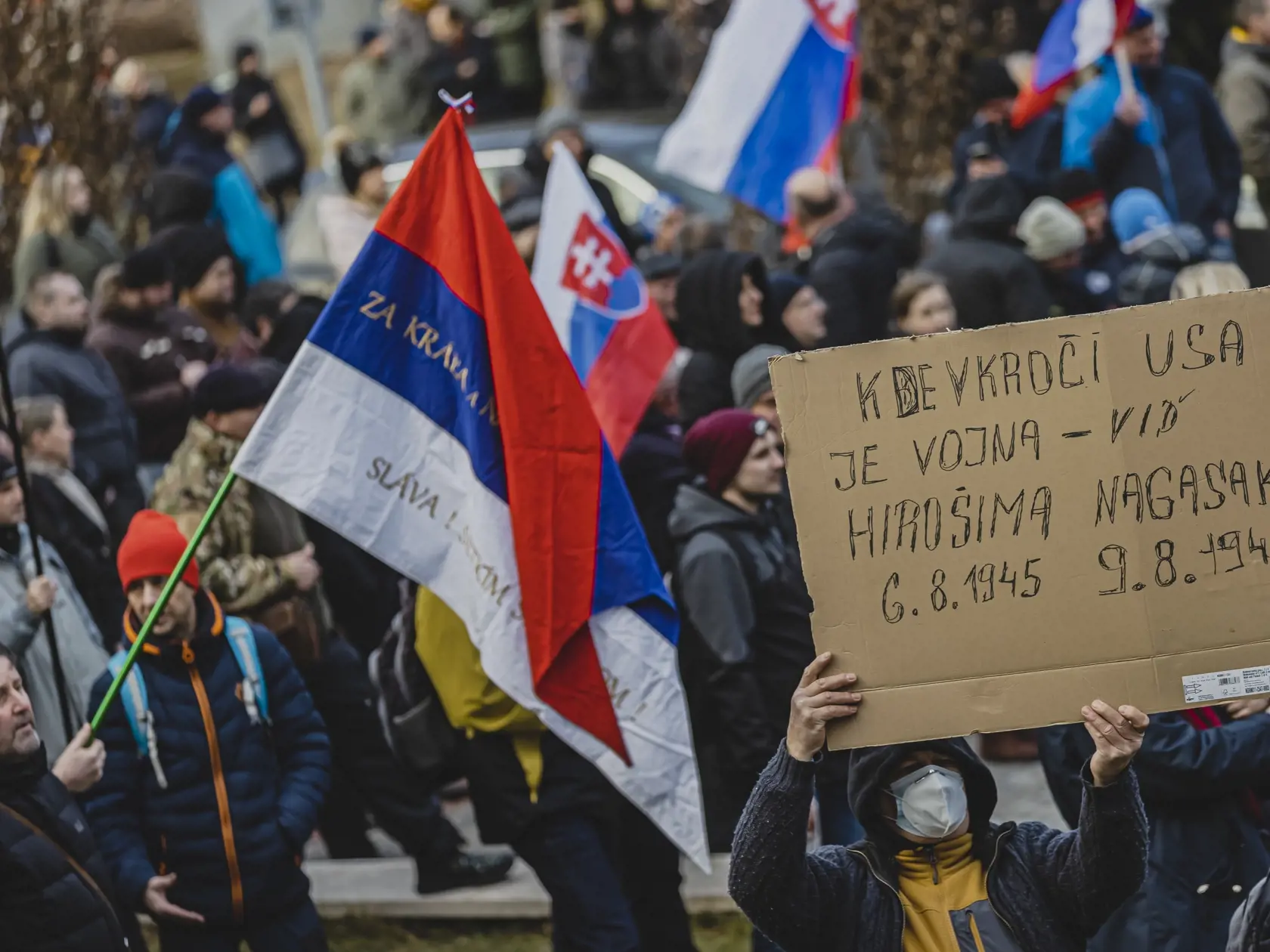 Odporcovia obrannej dohody medzi Slovenskou republikou a USA sa stretli pred budovou Národnej rady Slovenskej republiky. 