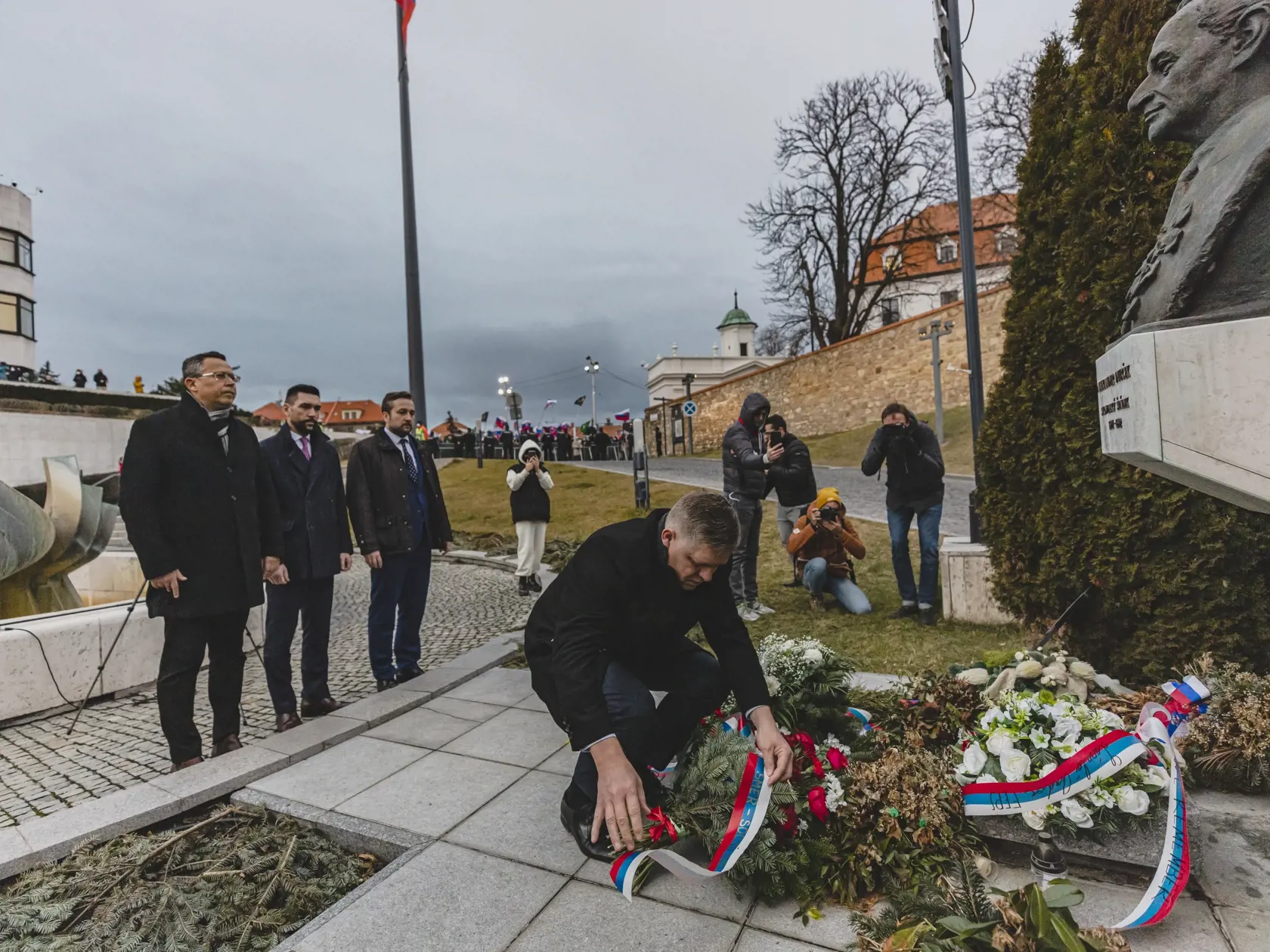 Odporcovia obrannej dohody medzi Slovenskou republikou a USA sa stretli pred budovou Národnej rady Slovenskej republiky.