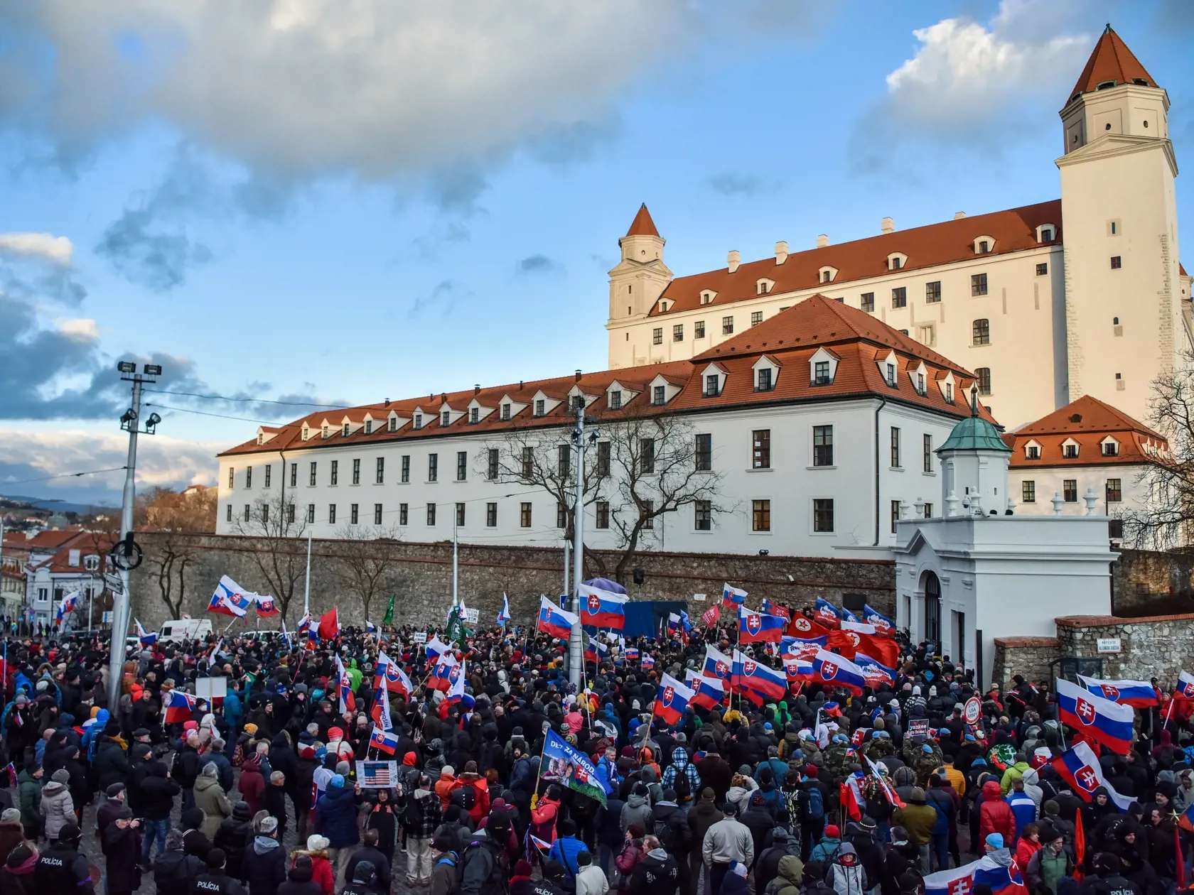 Na snímke účastníci protestu proti obrannej zmluve s USA, ktorý zorganizovalo hnutie Republika pred budovou Národnej rady SR v Bratislave 2. februára 2022. FOTO TASR - Pavol Zachar