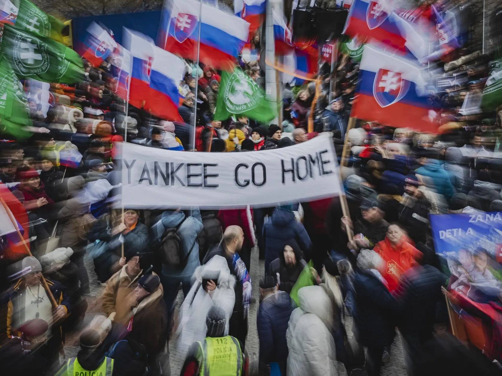 Odporcovia obrannej dohody medzi Slovenskou republikou a USA sa stretli pred budovou Národnej rady Slovenskej republiky. 