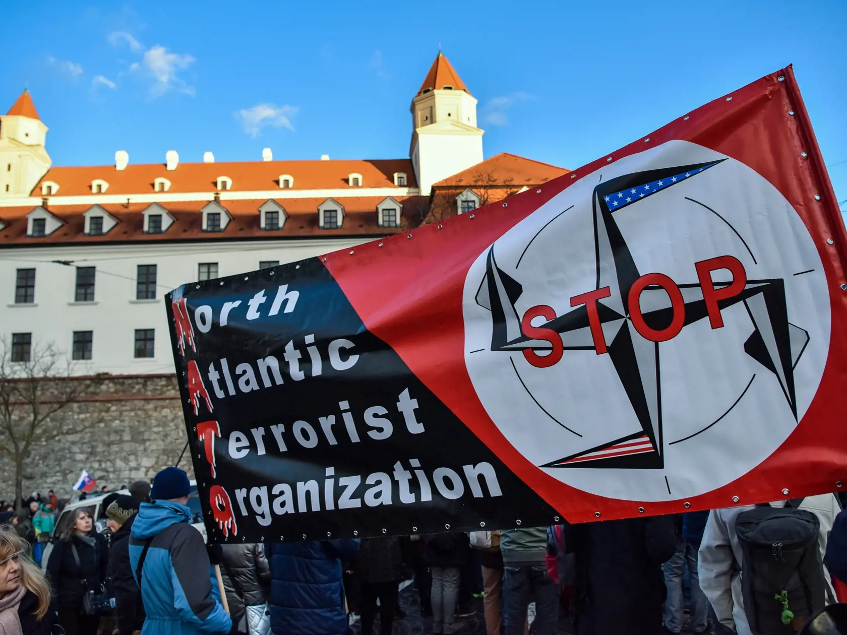 Na snímke účastníci protestu proti obrannej zmluve s USA, ktorý zorganizovalo hnutie Republika pred budovou Národnej rady SR v Bratislave 2. februára 2022. FOTO TASR - Pavol Zachar