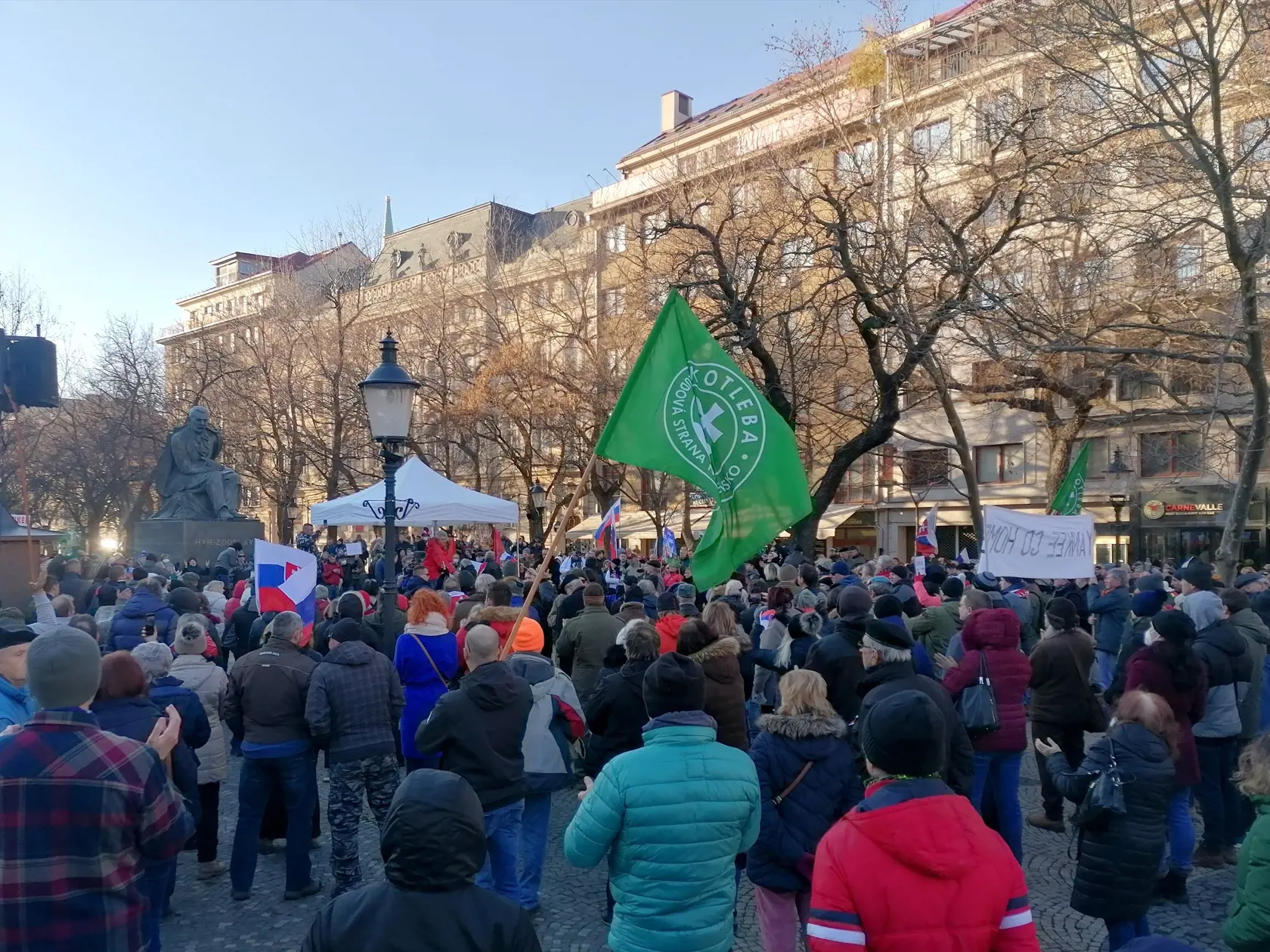 Na snímke ľudia protestujú proti obrannej dohode s USA pred americkou ambasádou na bratislavskom Hviezdoslavovom námestí v sobotu 15. januára 2022. FOTO TASR - Martina Kriková 