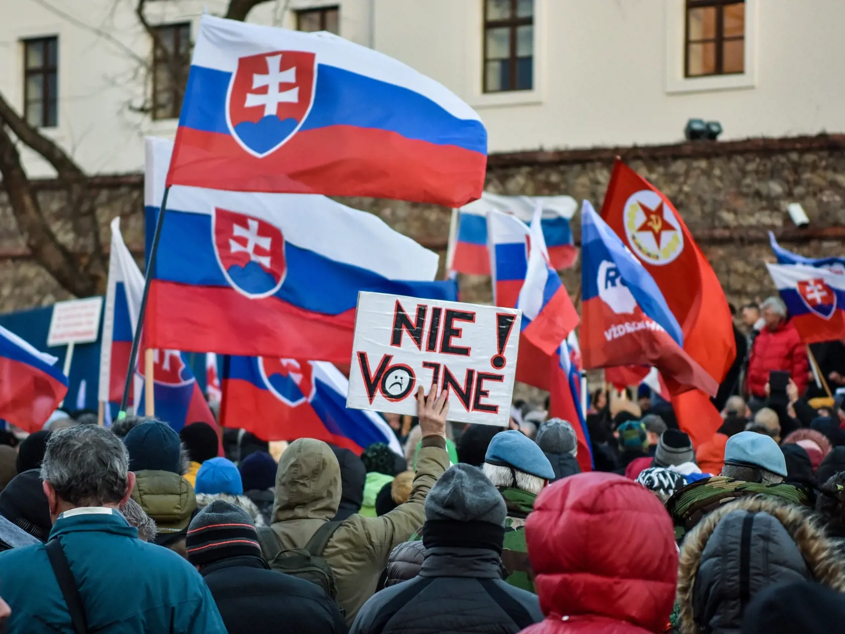 Na snímke účastníci protestu proti obrannej zmluve s USA, ktorý zorganizovalo hnutie Republika pred budovou Národnej rady SR v Bratislave 2. februára 2022. FOTO TASR - Pavol Zachar