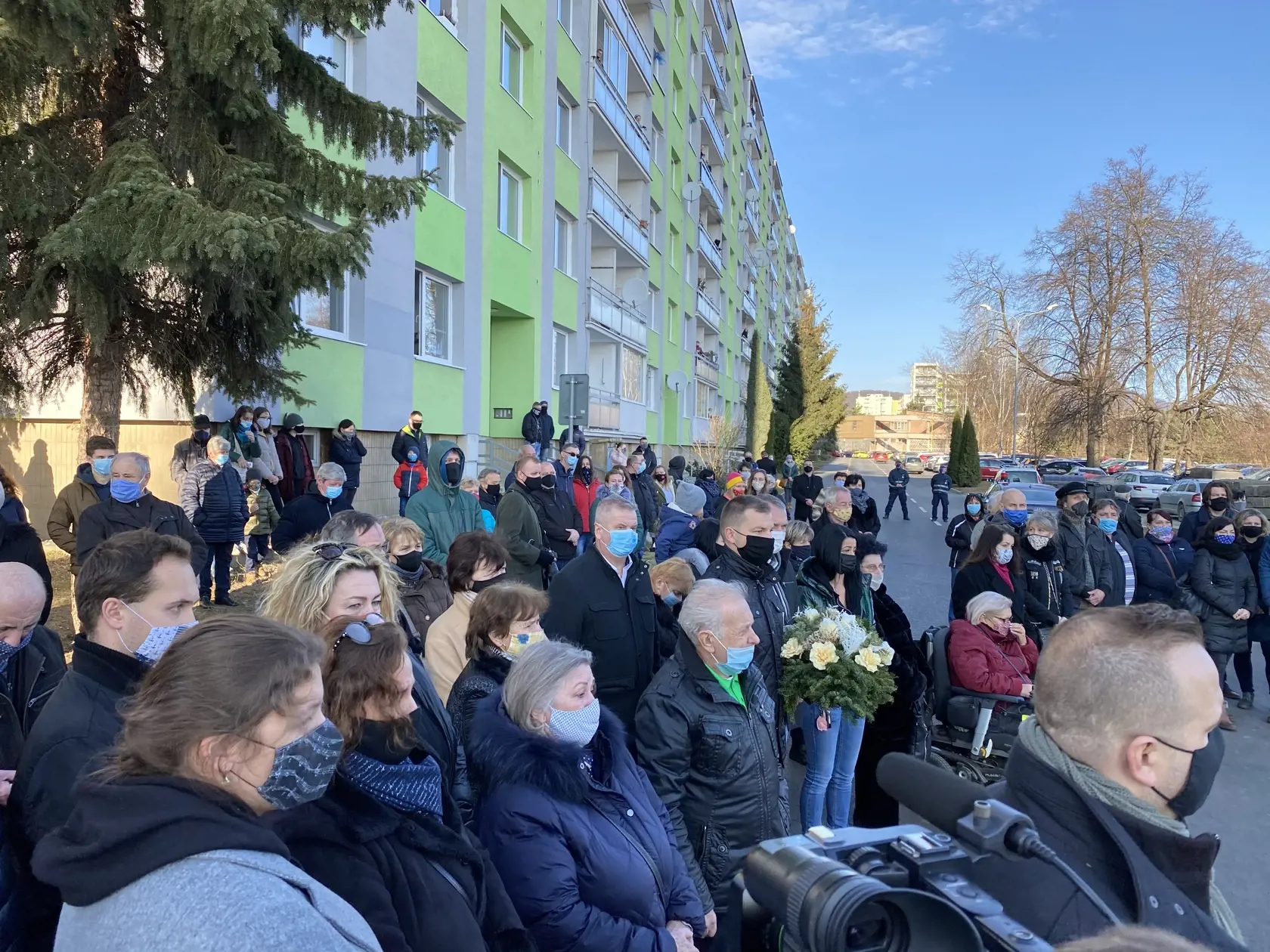 Bývalí obyvatelia Mukačevskej 7 a príbuzní zosnulých prišli pred rokom na pietnu spomienku, ktorá začala minútou ticha. Presne o 12:12, teda v čase výbuchu pred rokom, zazneli zvony na neďalekom kostole Kráľovnej Pokoja.