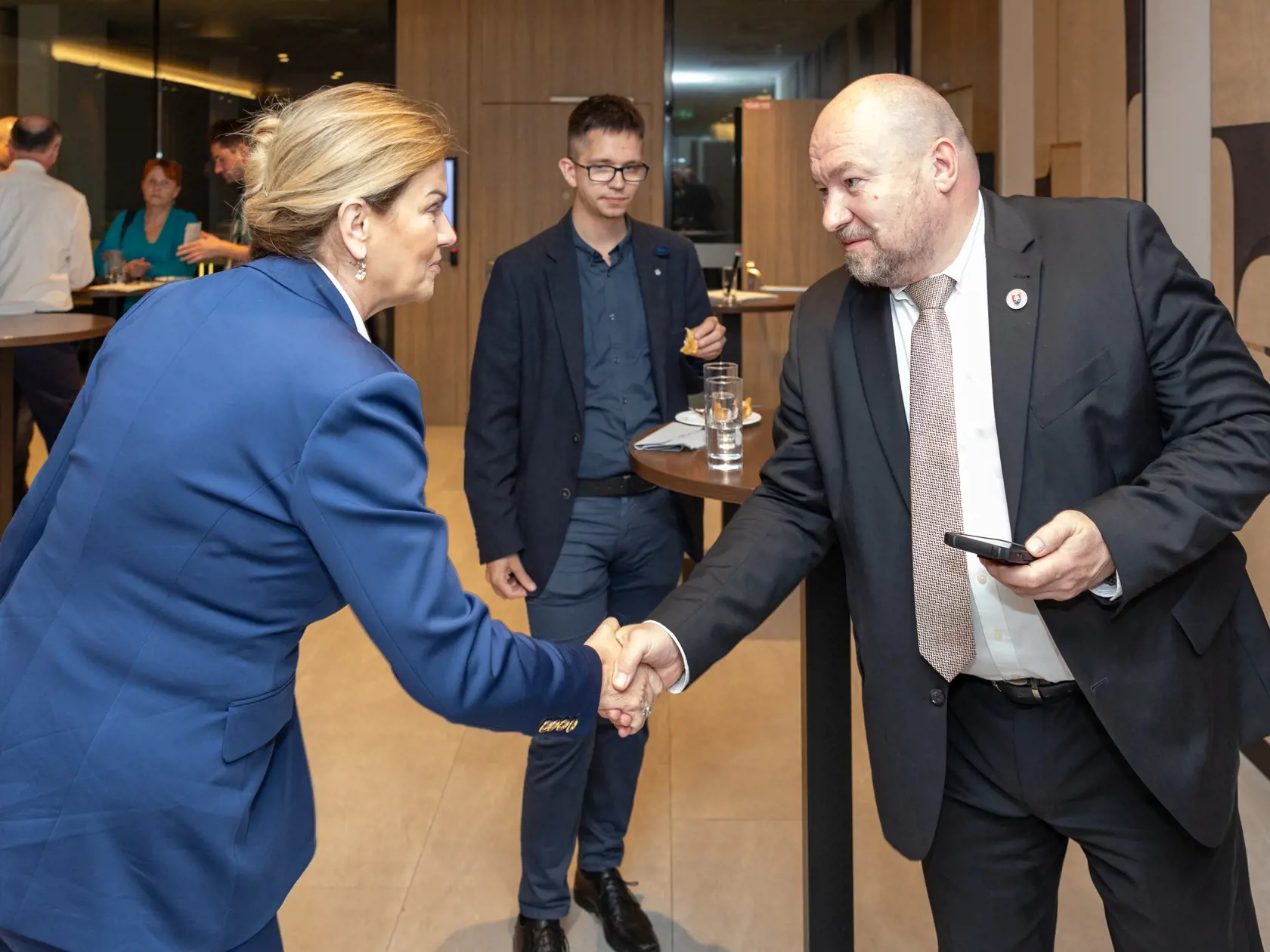 Predvolebná diskusia vydavateľstva News and Media Holding pred voľbami do Európskeho parlamentu, ktorú moderoval Noro Dolinský. Pozvanie prijali: Monika Beňová (Smer-SD), Miriam Lexman (KDH), Ľudovít Ódor (PS), Eugen Jurzyca (SaS) a Rudolf Huliak (SNS).