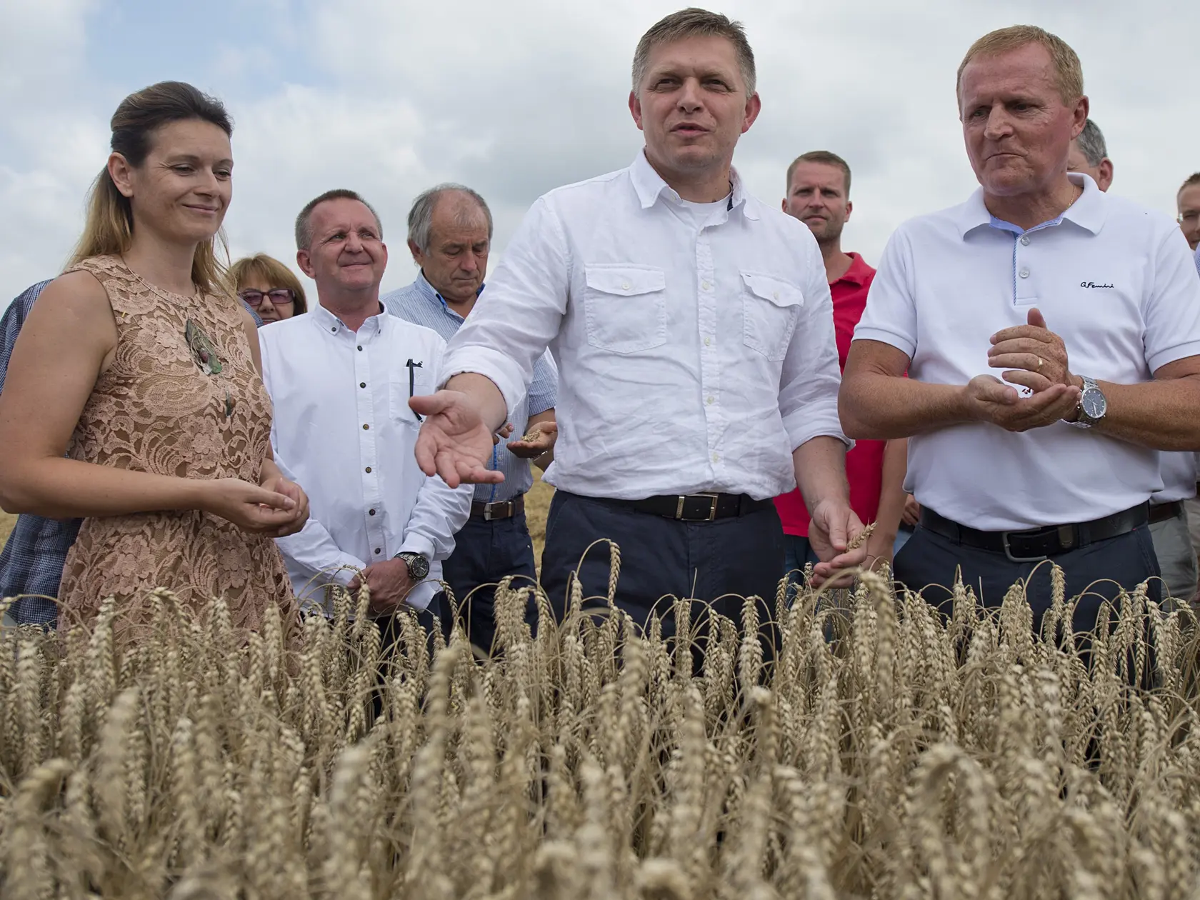 Na snímke zľava predsedkyňa Družstva podielnikov Devín Zuzana Pagáčová, premiér SR Robert Fico a predseda Slovenskej poľnohospodárskej a potravinárskej komory (SPPK) Milan Semančík počas žatevného výjazdu na Družstve podielnikov Devín v bratislavskej mestskej časti Záhorská Bystrica.