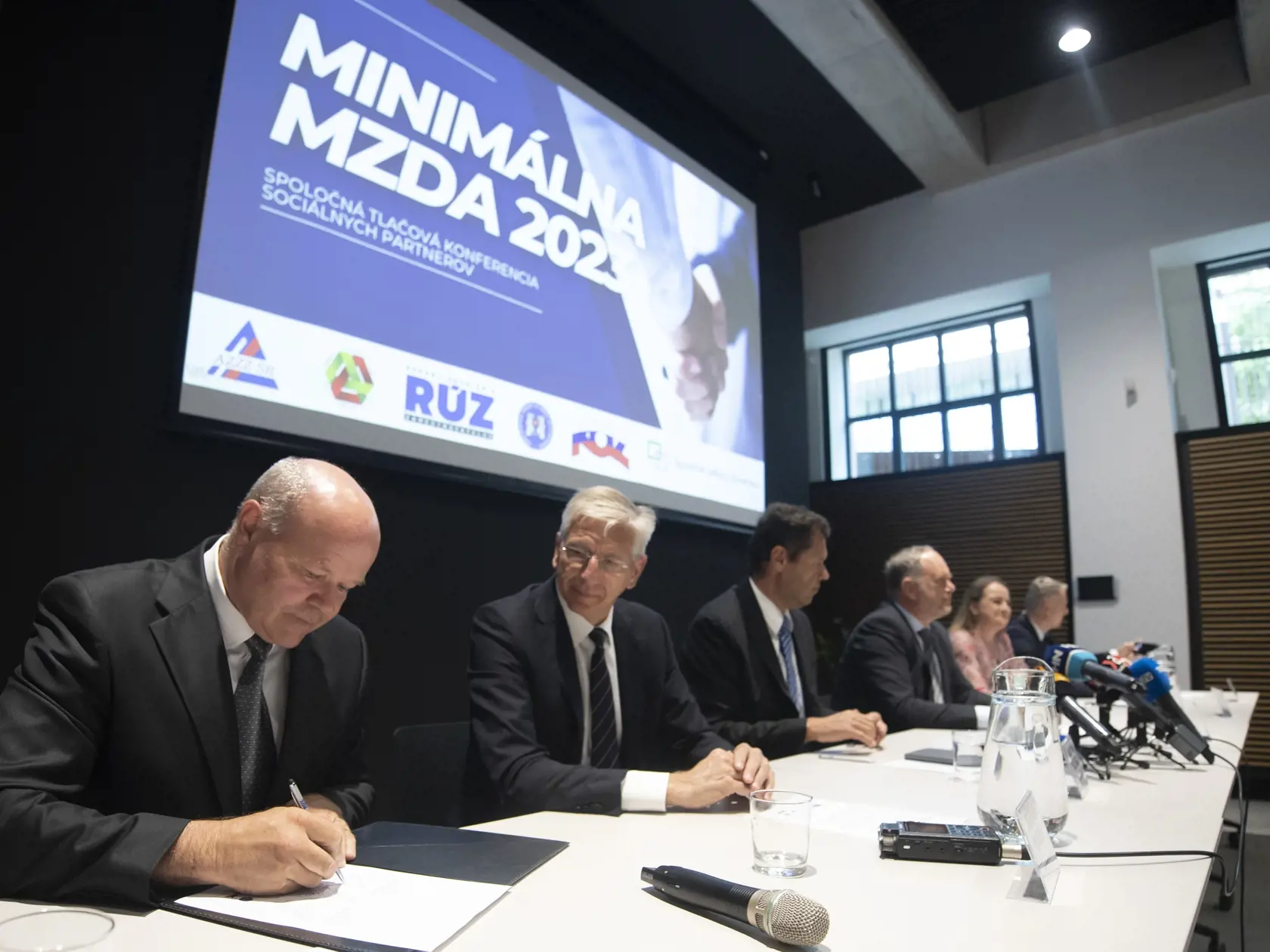 Na snímke zľava predseda ZMOS Branislav Tréger, viceprezident APZD Alexander Matušek, viceprezident AZZZ Rastislav Machunka, viceprezident RÚZ Jozef Špirko, prezidentka KOZ SR Monika Uhlerová a oprávnený zástupca SOS Dušan Chalupa počas tlačovej konferencie na tému "Minimálna mzda 2023" 14. júla 2022 v Bratislve. FOTO TASR - Martin Baumann