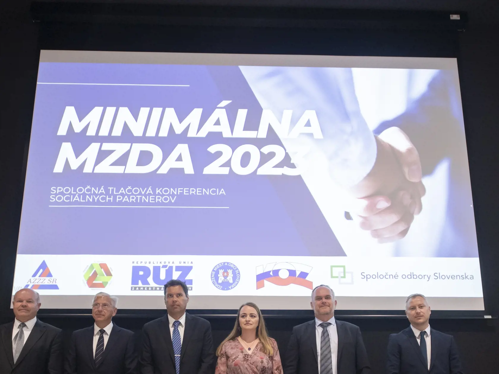 Na snímke zľava predseda ZMOS Branislav Tréger, viceprezident APZD Alexander Matušek, viceprezident AZZZ Rastislav Machunka, viceprezident RÚZ Jozef Špirko, prezidentka KOZ SR Monika Uhlerová a oprávnený zástupca SOS Dušan Chalupa počas tlačovej konferencie na tému "Minimálna mzda 2023" 14. júla 2022 v Bratislve. FOTO TASR - Martin Baumann