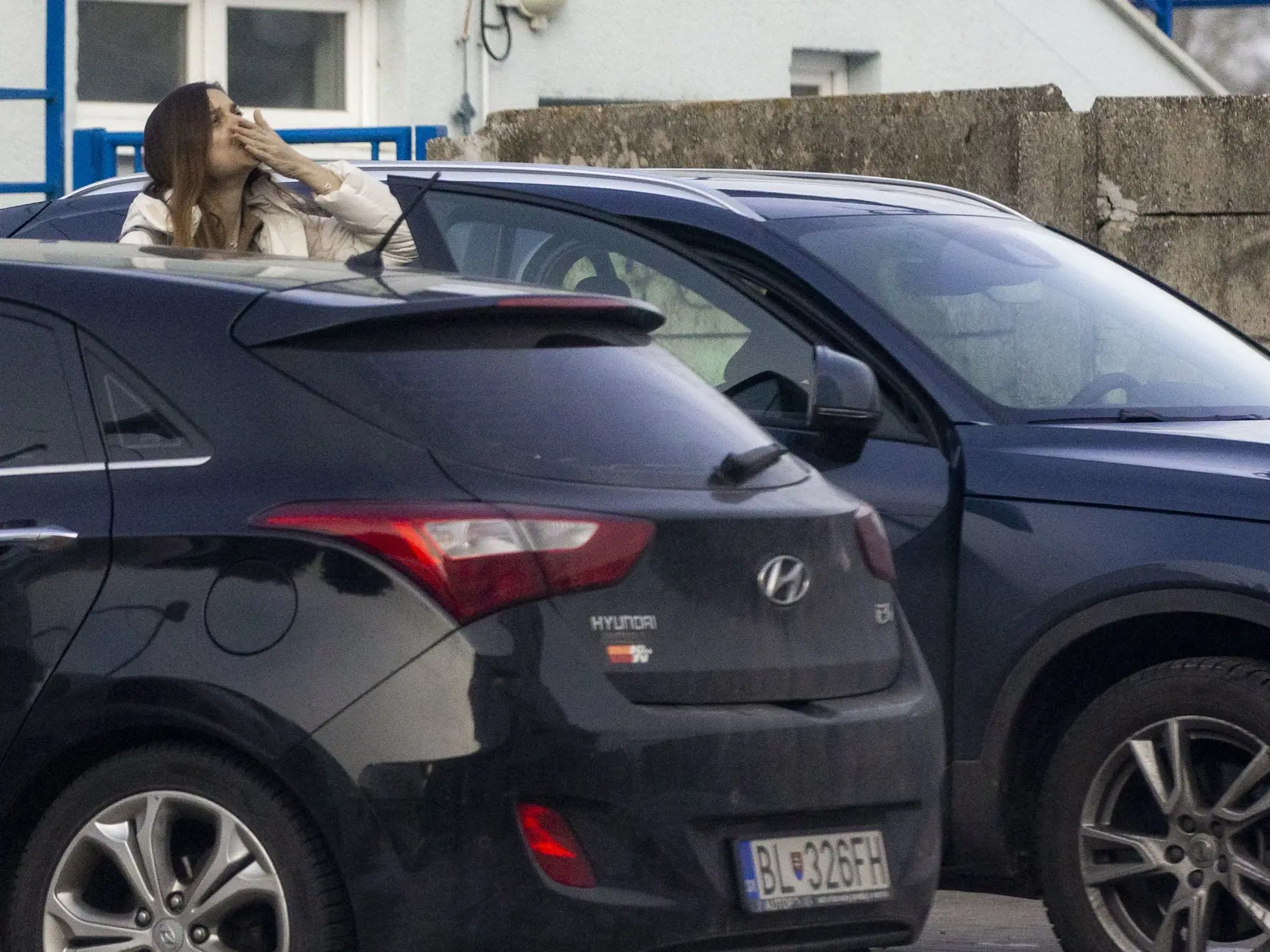 Na snímke je Petra Vajdová pri odchode zo svojho bytu v Dunajskej Lužnej.   