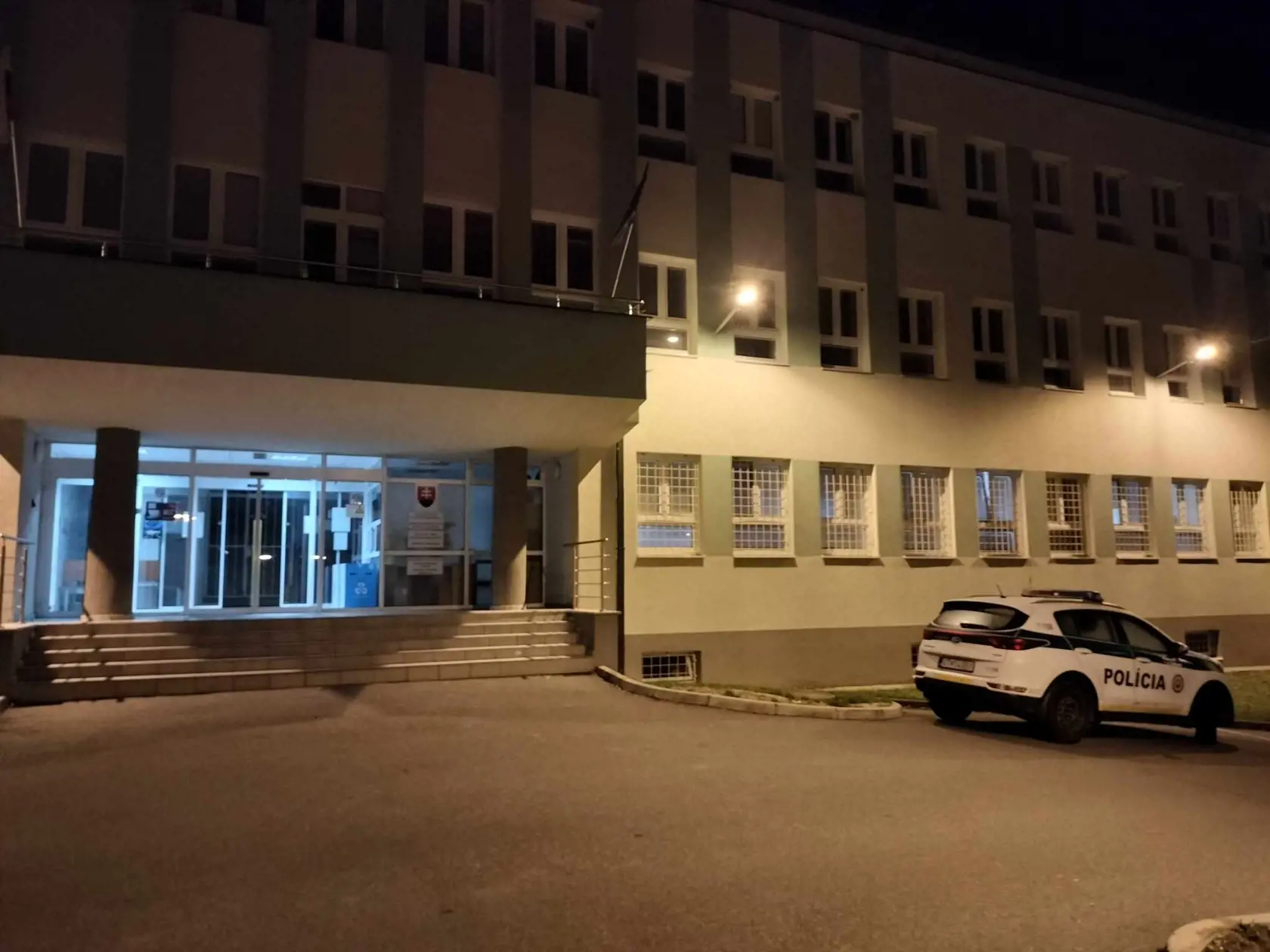 V byte na Školskej ulici vo Vranove nad Topľou našli telo mŕtvej ženy. Policajná stanica vo Vranove nad Topľou.
