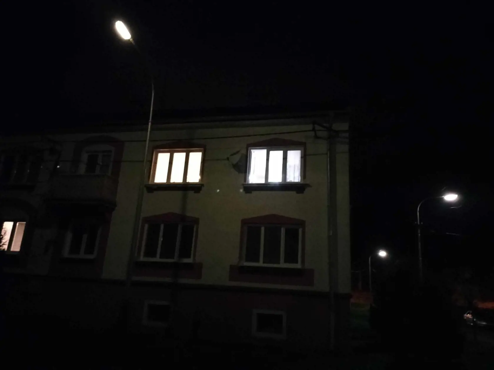 V byte na Školskej ulici vo Vranove nad Topľou našli telo mŕtvej ženy.