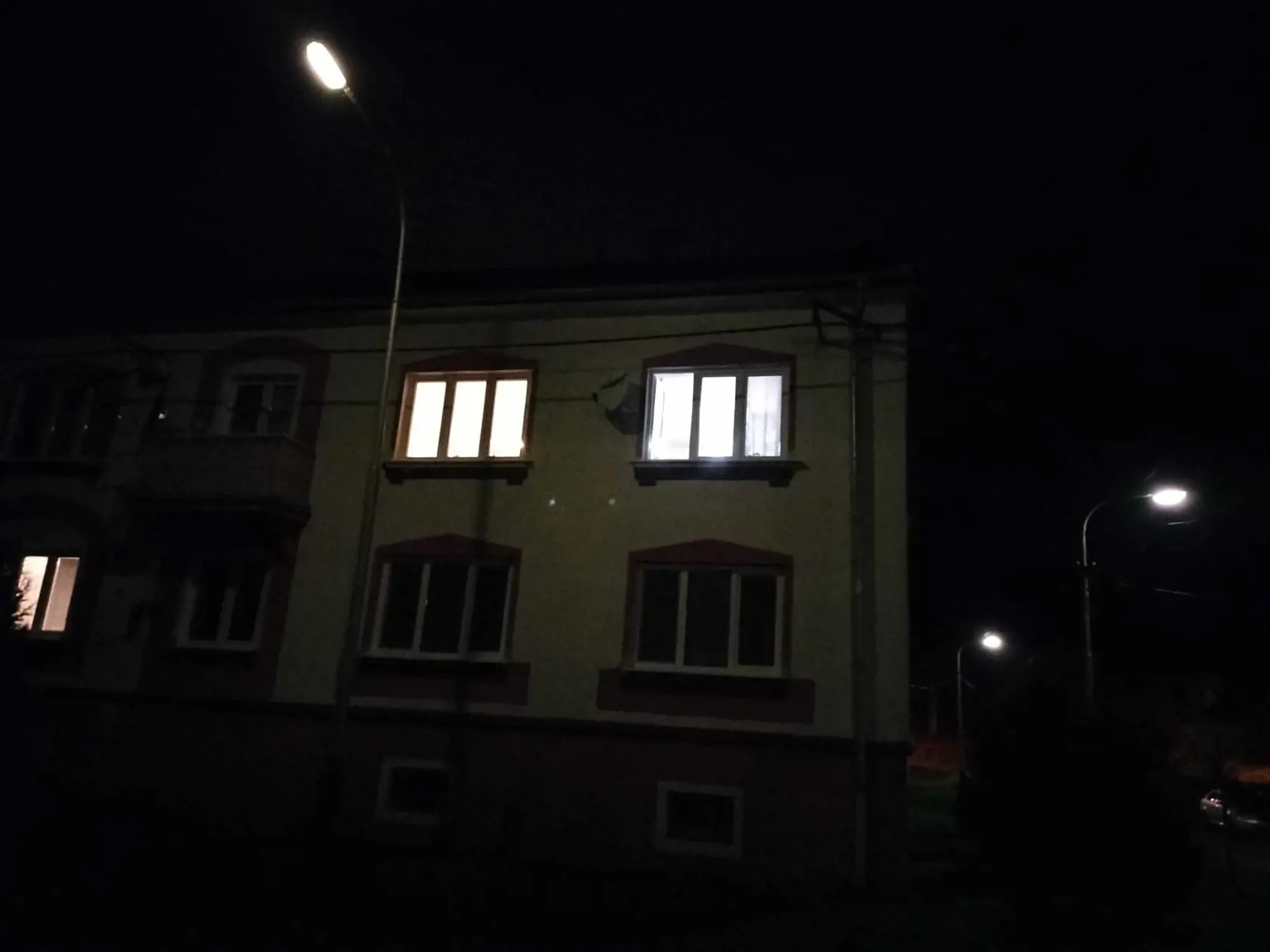 V byte na Školskej ulici vo Vranove nad Topľou našli telo mŕtvej ženy.
