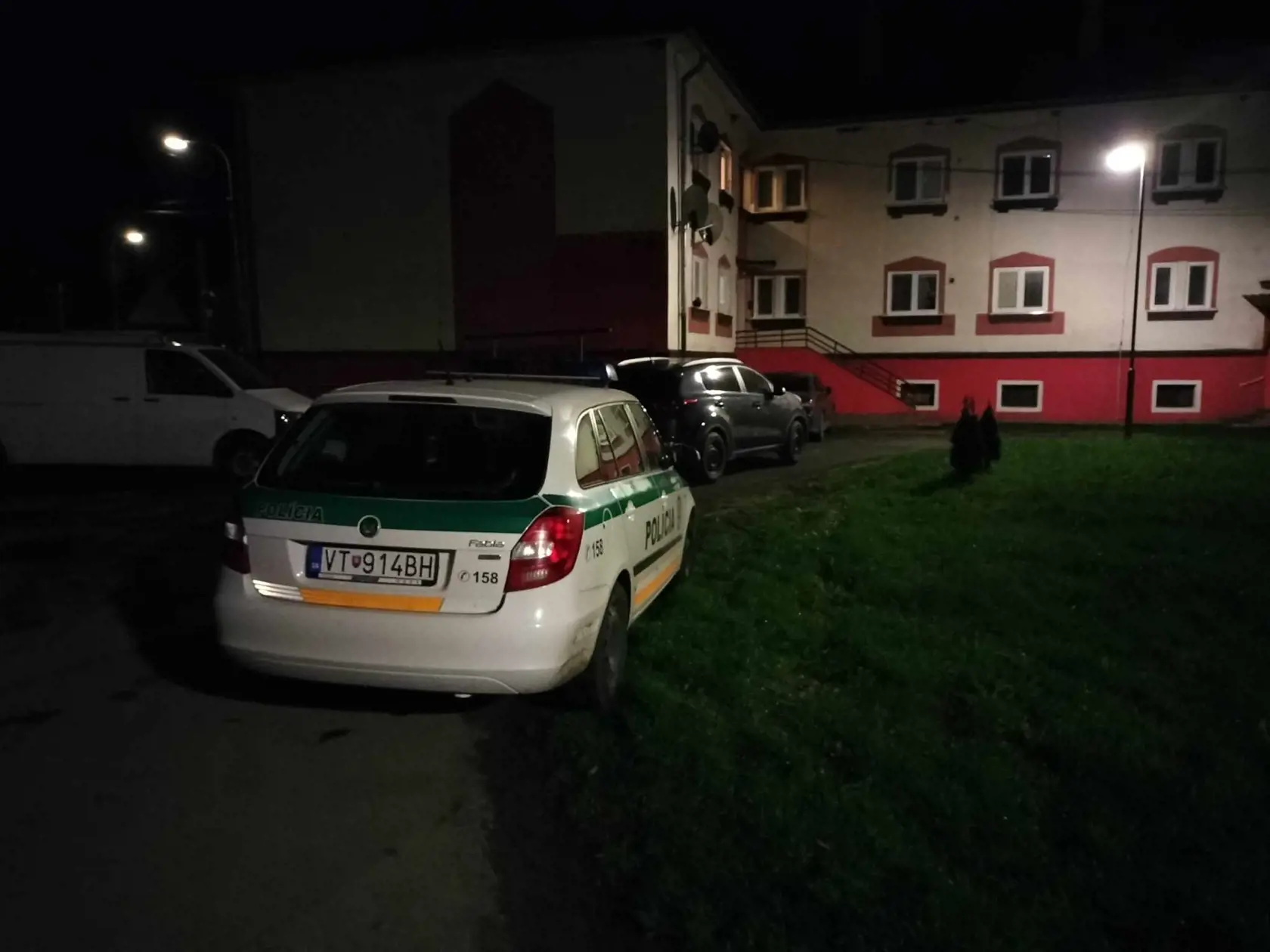 V byte na Školskej ulici vo Vranove nad Topľou našli telo mŕtvej ženy.