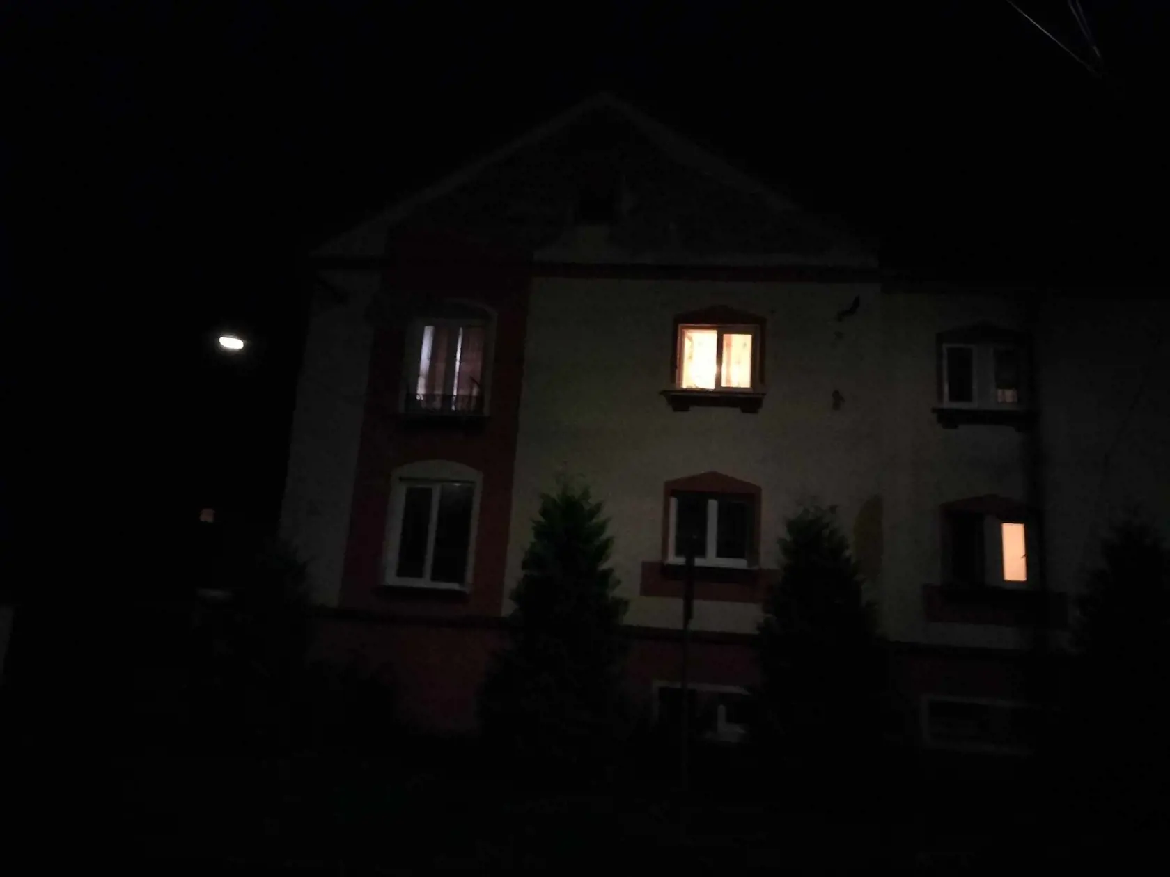 V byte na Školskej ulici vo Vranove nad Topľou našli telo mŕtvej ženy.