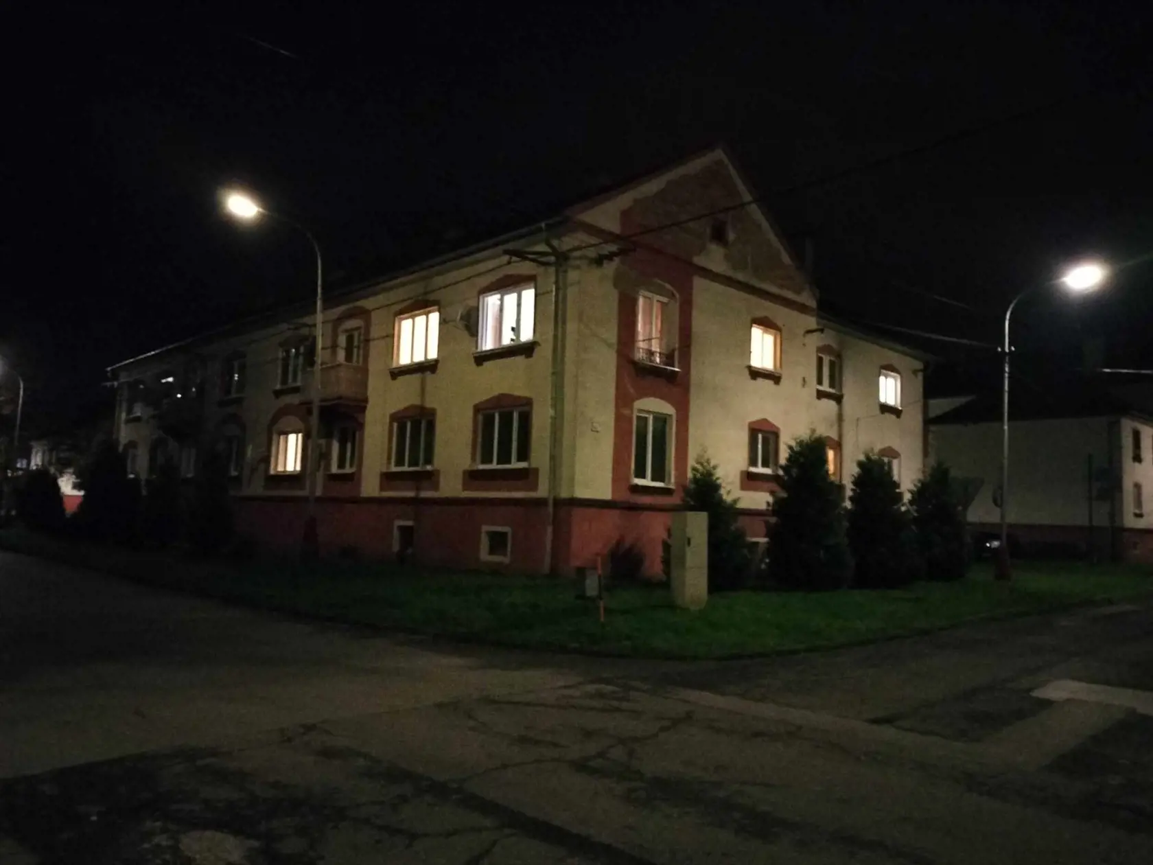 V byte na Školskej ulici vo Vranove nad Topľou našli telo mŕtvej ženy.