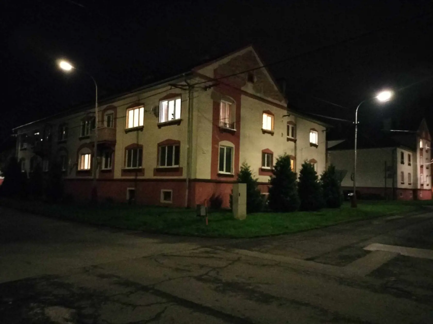 V byte na Školskej ulici vo Vranove nad Topľou našli telo mŕtvej ženy.