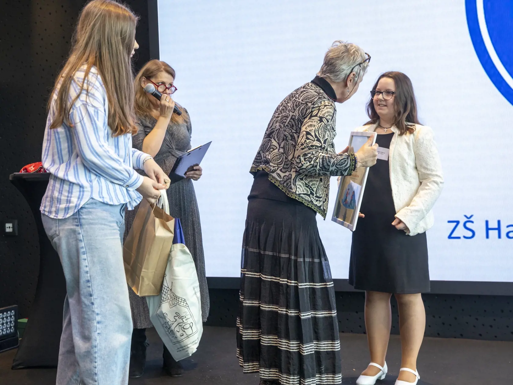 Na snímke je ocenená Michaela Dóšová za Detský čin roka  2024 v kategórii pomoc ľuďom zo ZŠ Lučenec.