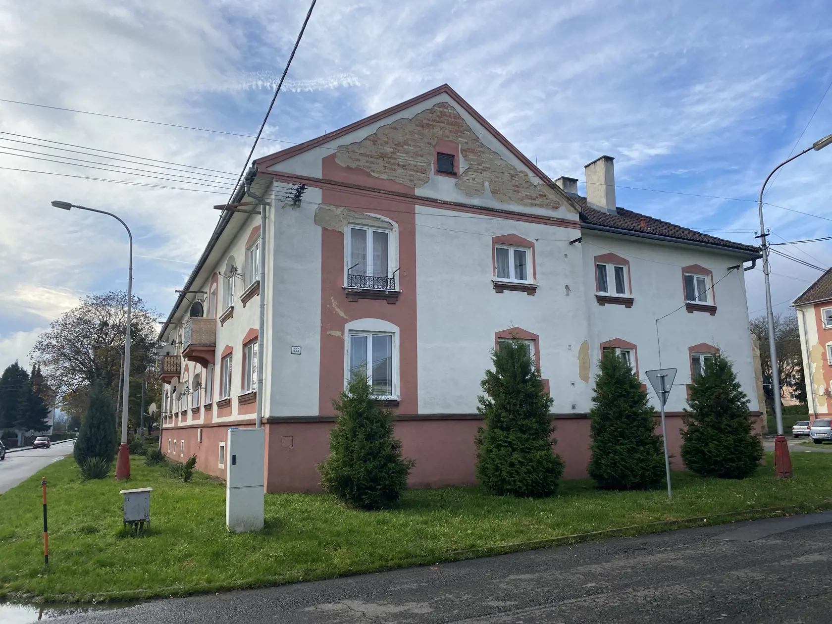 V rohovom byte na poschodí na Školskej ulici sa v pondelok odohralá dráma s tragickým koncom.