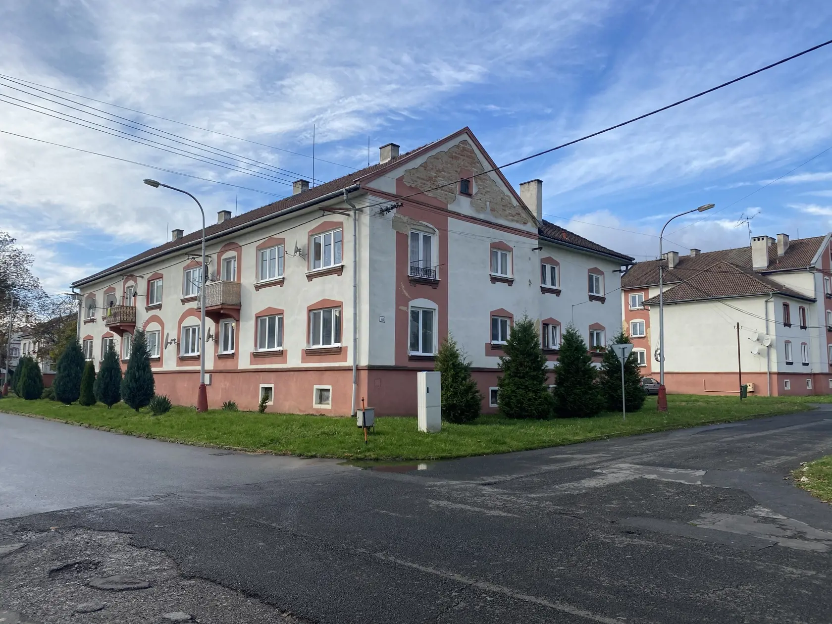 V rohovom byte na poschodí na Školskej ulici sa v pondelok odohralá dráma s tragickým koncom.