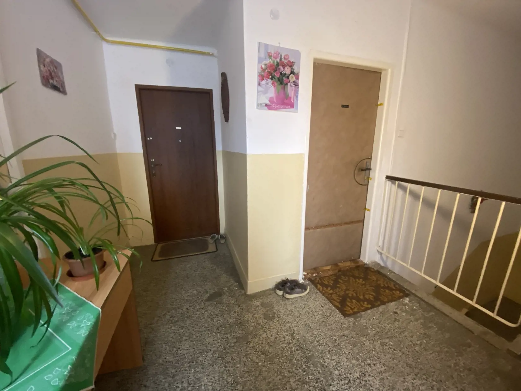Polícia zapečatila byt vpravo. Na poschodí bytovky, kde bývala nebohá Božena (†63) sú tri byty.