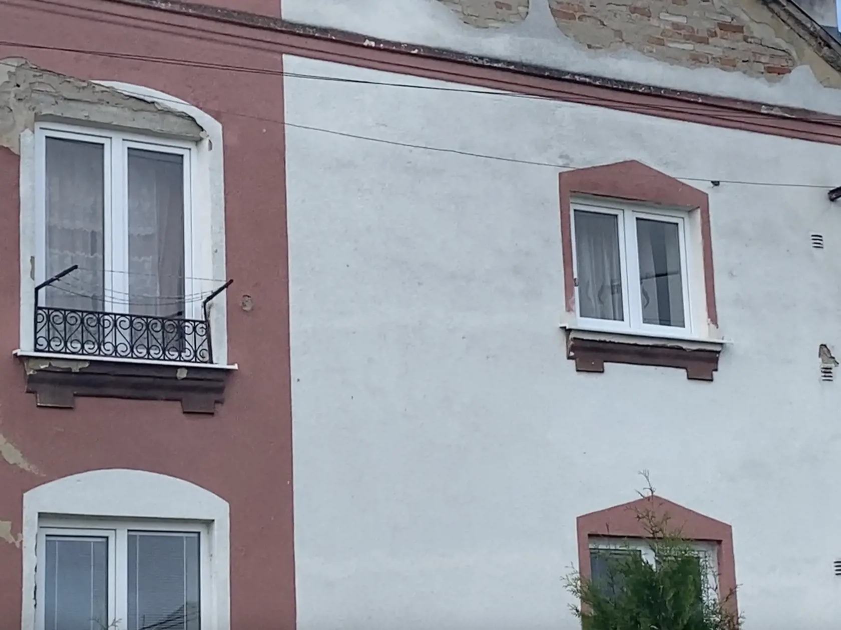 V izbe za oknom vpravo hore ležalo telo nebohej Boženy (†63).
