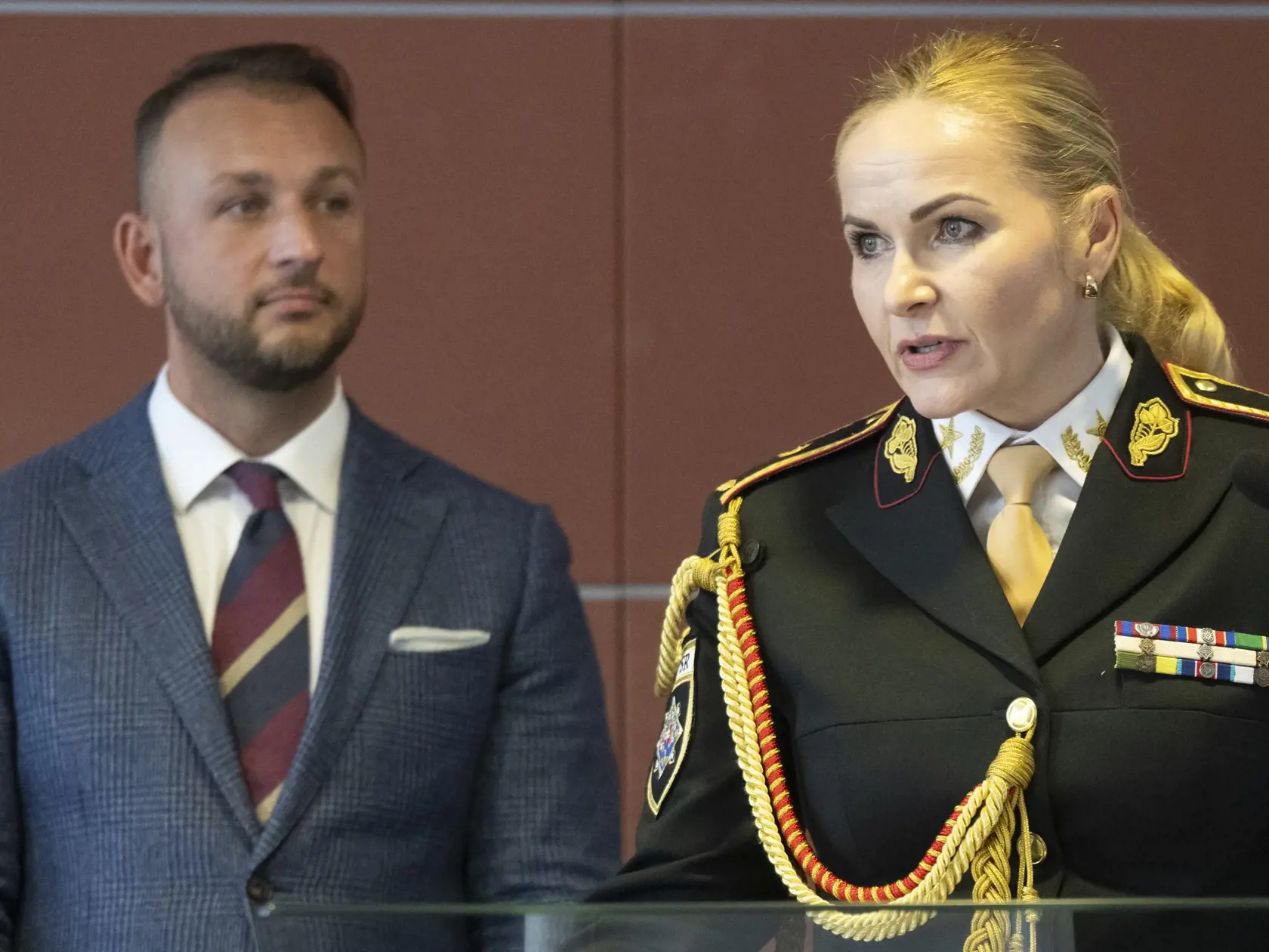 Vpravo nová prezidentka Policajného zboru SR Jana Maškarová a vľavo minister vnútra SR Matúš Šutaj-Eštok (Hlas) počas tlačovej konferencie 27. januára 2025 v Bratislave. Na pozícii nahradí Ľubomíra Soláka, ktorý vo funkcii skončil v súvislosti s útokom na gymnáziu v Spišskej Starej Vsi. 