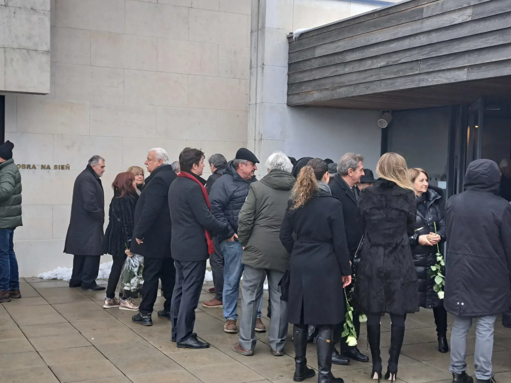 Do bratislavského krematória sa dnes prišla s Jánom Cuperom rozlúčiť najbližšia rodina, známi i kamaráti, s ktorými sa roky pravidelne stretával.