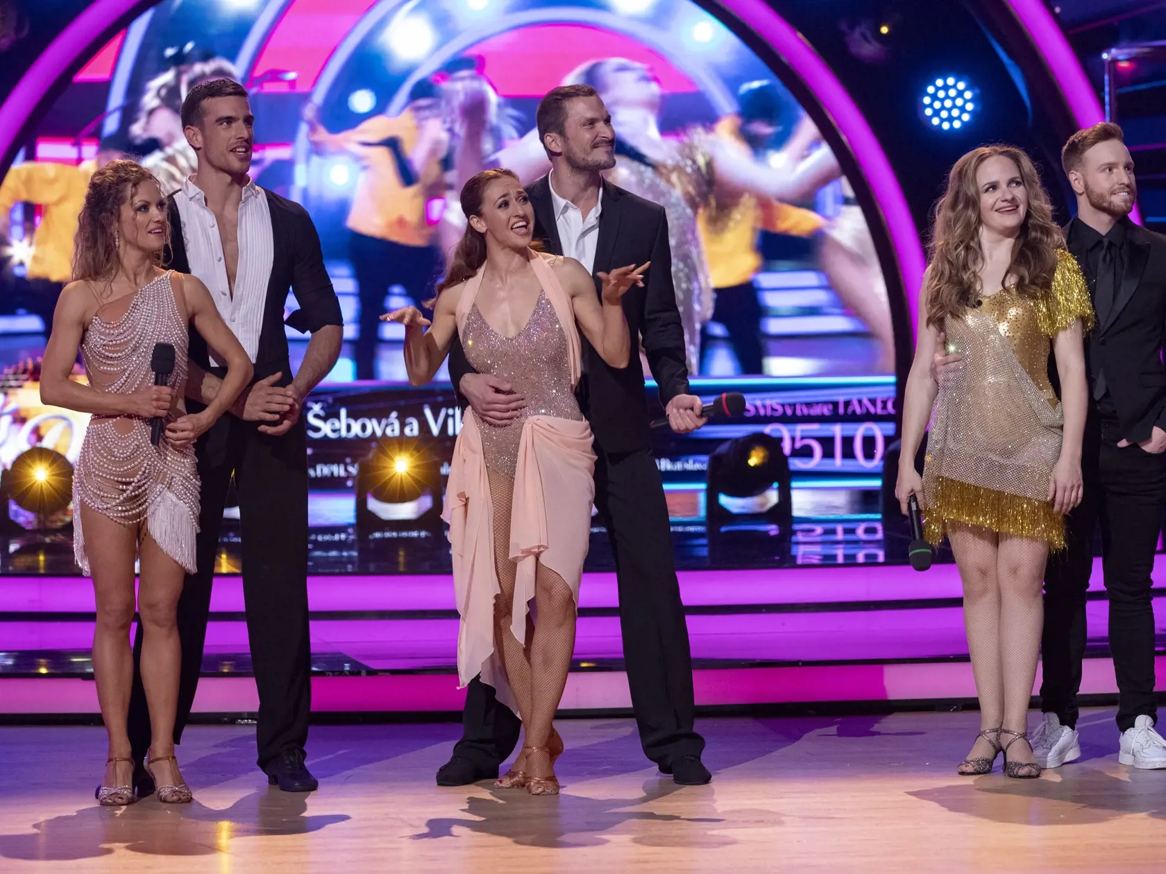 Finale tanečnej televíznej šou Let’s Dance v bratislavskej Inchebe. Na snímke zľava je Dominika Rošková, Adam Bardy, Vanda Poláková, Ján Koleník, Zuzana Šebová a Vilém Šír.