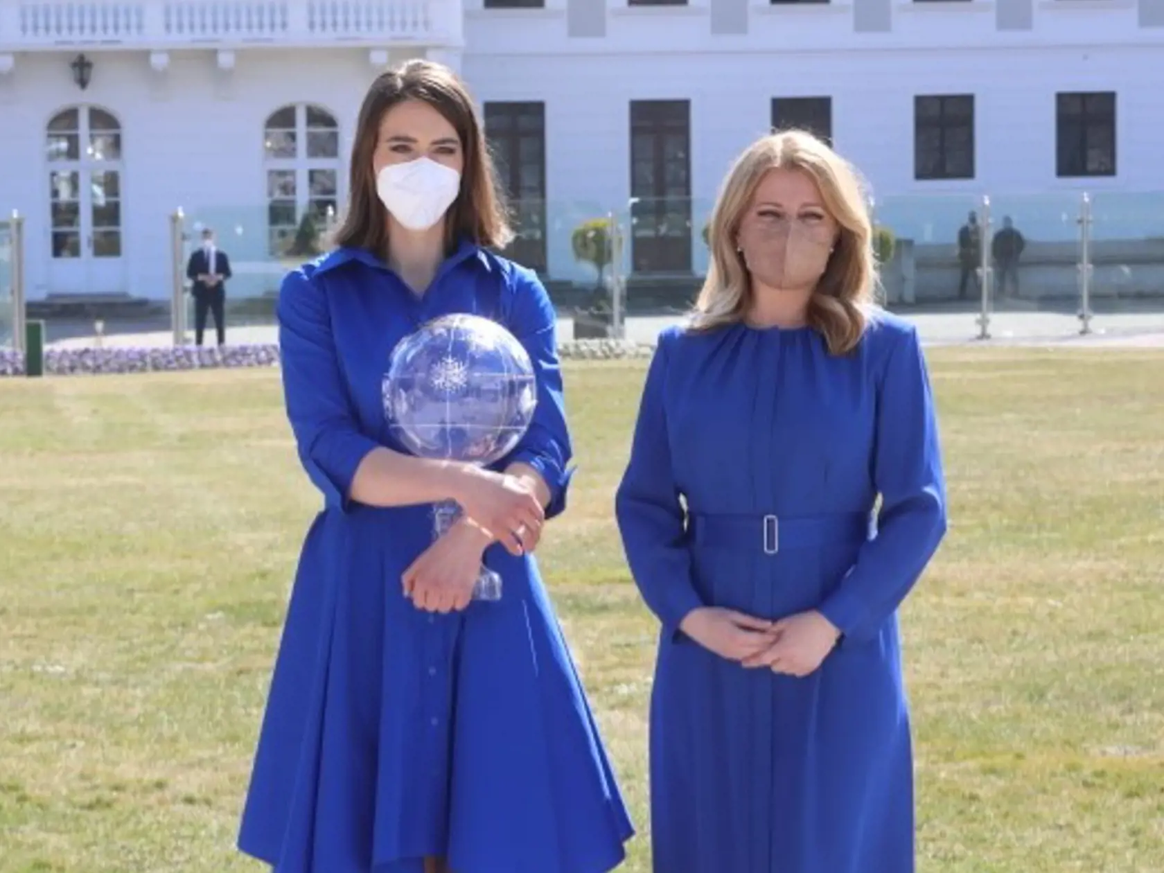 Petra Vlhová a prezidentka Zuzana Čaputová sa spoločne prešli aj po záhrade.
