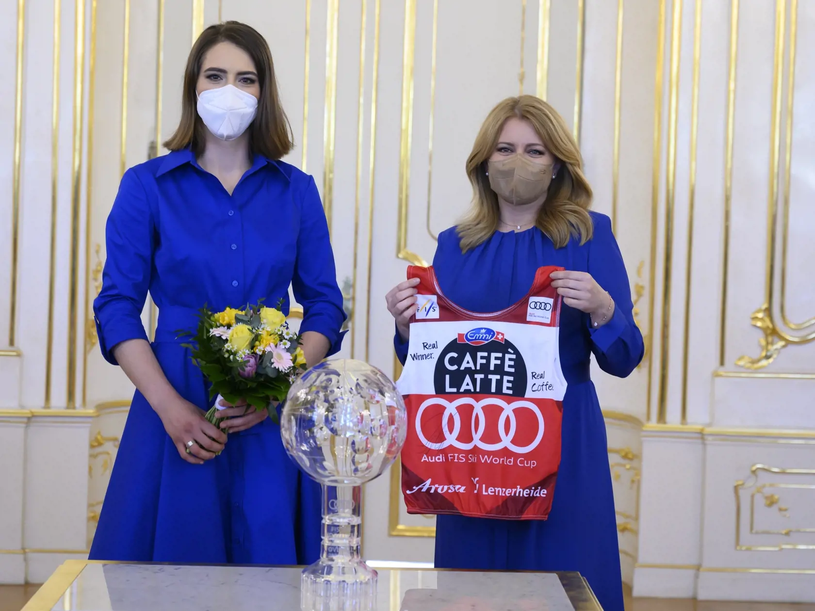 Slovenská prezidentka Zuzana Čaputová prijala nedávno v paláci lyžiarku Petru Vlhovú. Táto fotografia ju však teraz môže stať kopu peňazí.