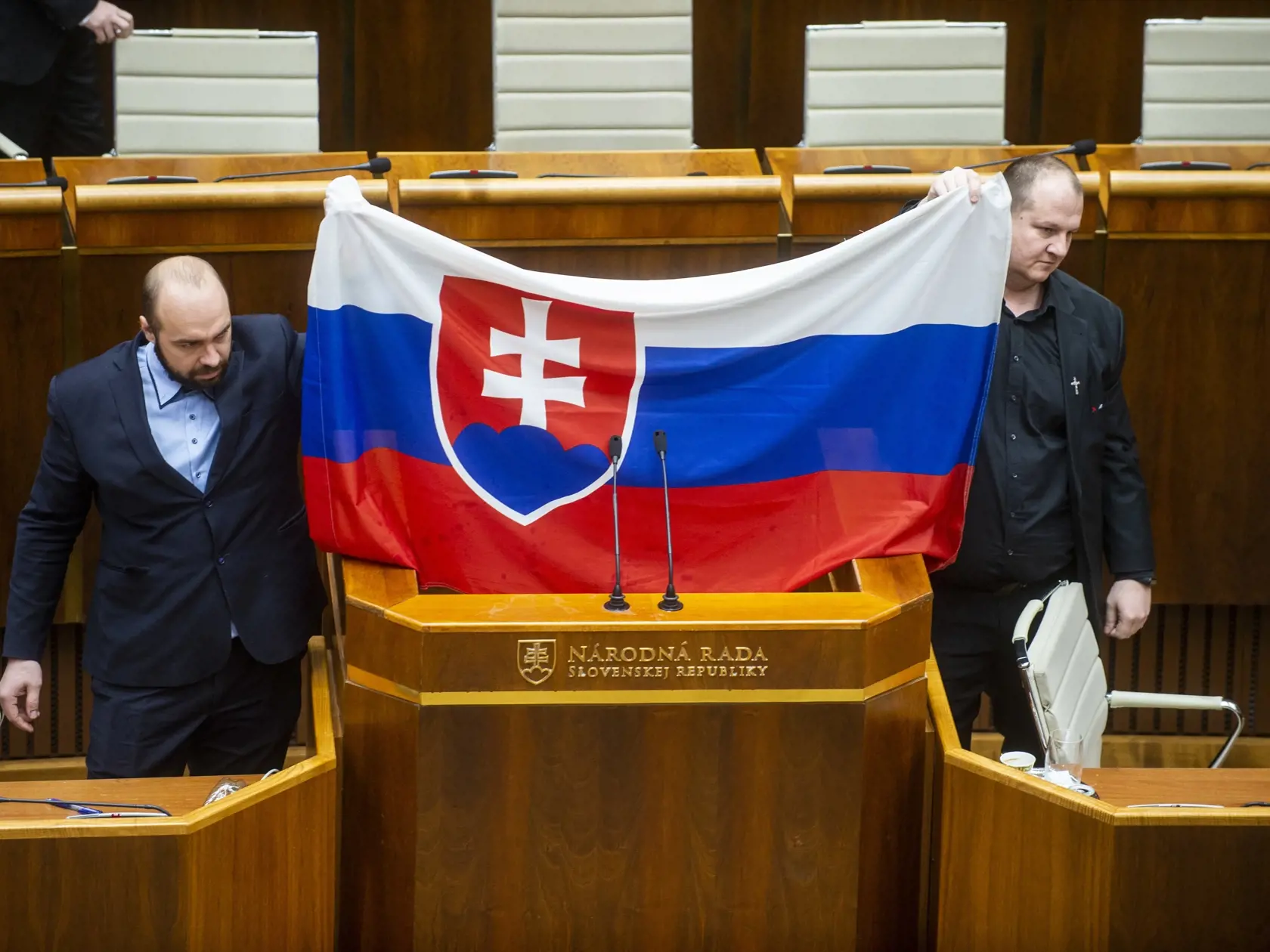 Na snímke poslanci NR SR zľava Andrej Medvecký a Peter Krupa (obidvaja ĽSNS) pózujú s vlajkou SR počas rokovania 57. schôdze Národnej rady SR v Bratislave.