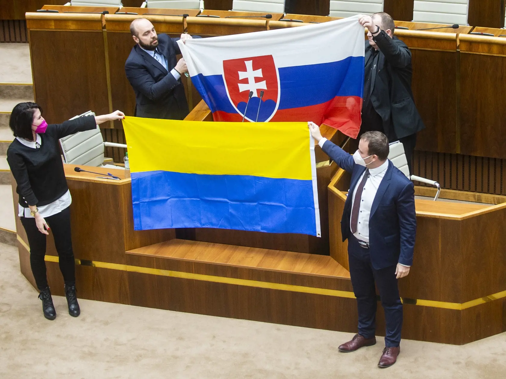Na snímke sú poslanci - hore zľava Andrej Medvecký, Peter Krupa (obidvaja ĽSNS) a dole zľava Jana Bittó Cigániková a Miroslav Žiak (obidvaja SAS) počas rokovania 57. schôdze Národnej rady SR v Bratislave.