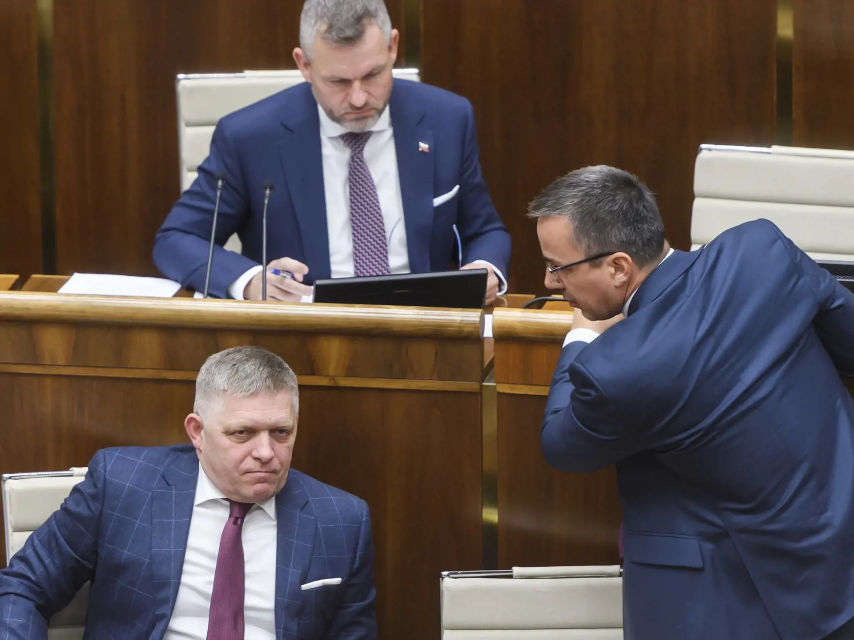 Na snímke vľavo dole predseda vlády SR Robert Fico (Smer-SD), vľavo hore predseda NRSR Peter Pellegrini (Hlas-SD) a vpravo minister práce, sociálnych vecí a rodiny SR Erik Tomáš (Hlas-SD)  počas 3. chôdze NRSR k Programovému vyhláseniu vlády (PVV) SR v Bratislave 14. novembra 2023. FOTO TASR - Jaroslav Novák